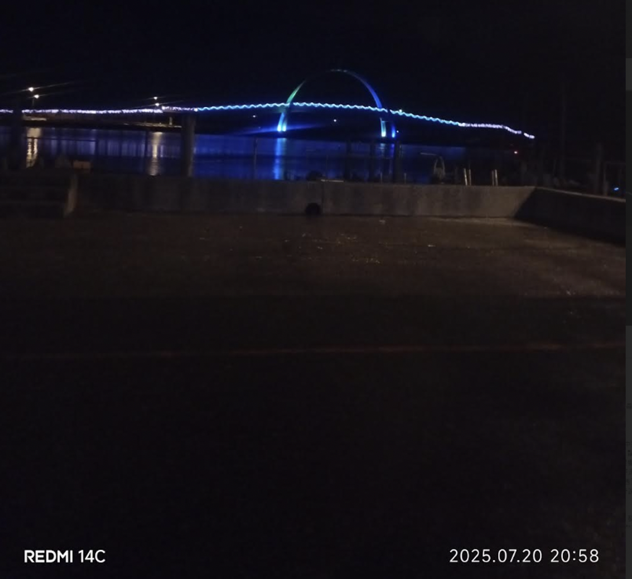 20日晚間8點58分，林男拍下遠方王功漁港夜景和附近璀璨燈飾牆，作為人生最後留影。（韓女提供）