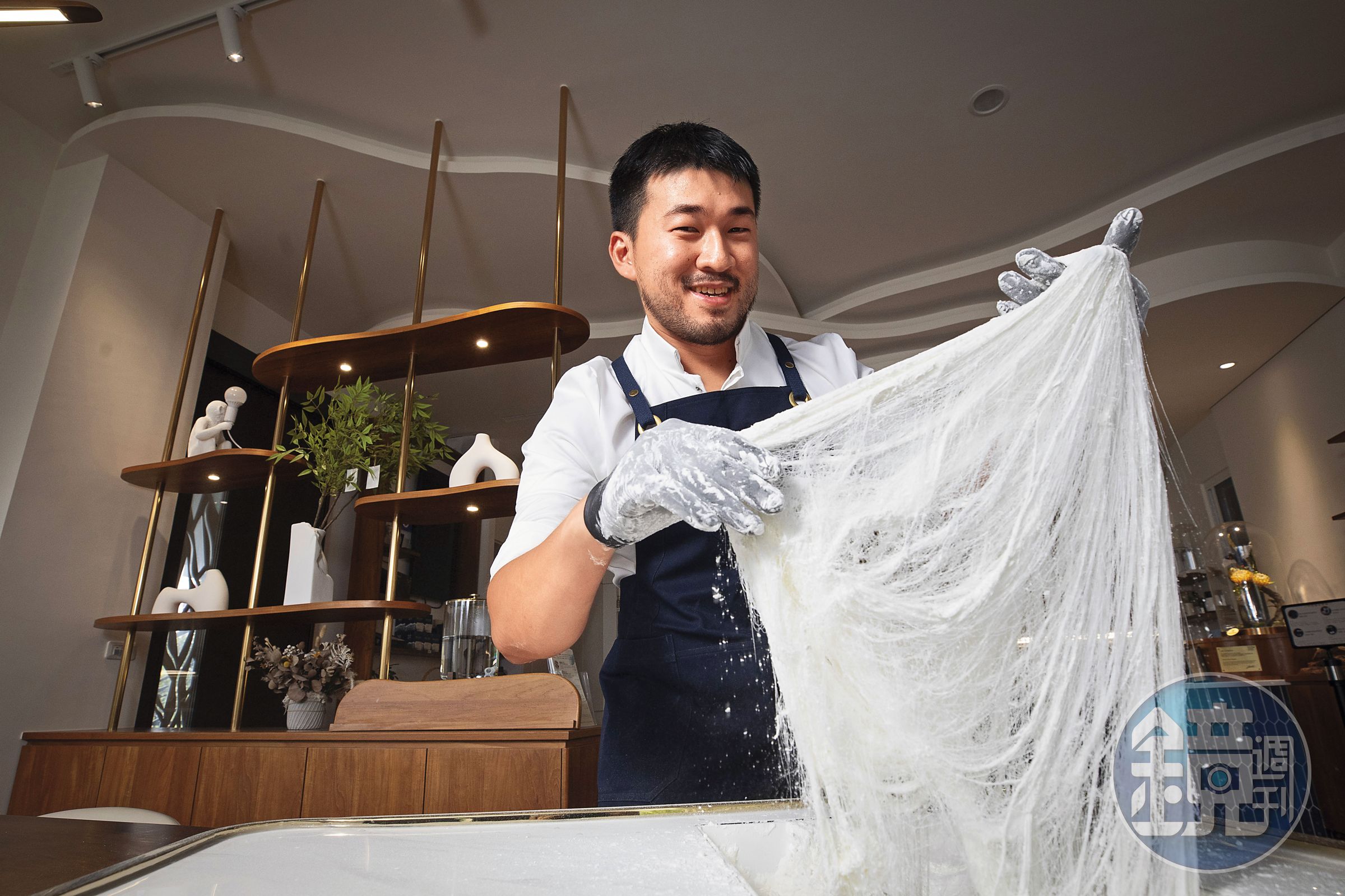 將糖絲拉到像頭髮一樣細，約有1萬6千條。