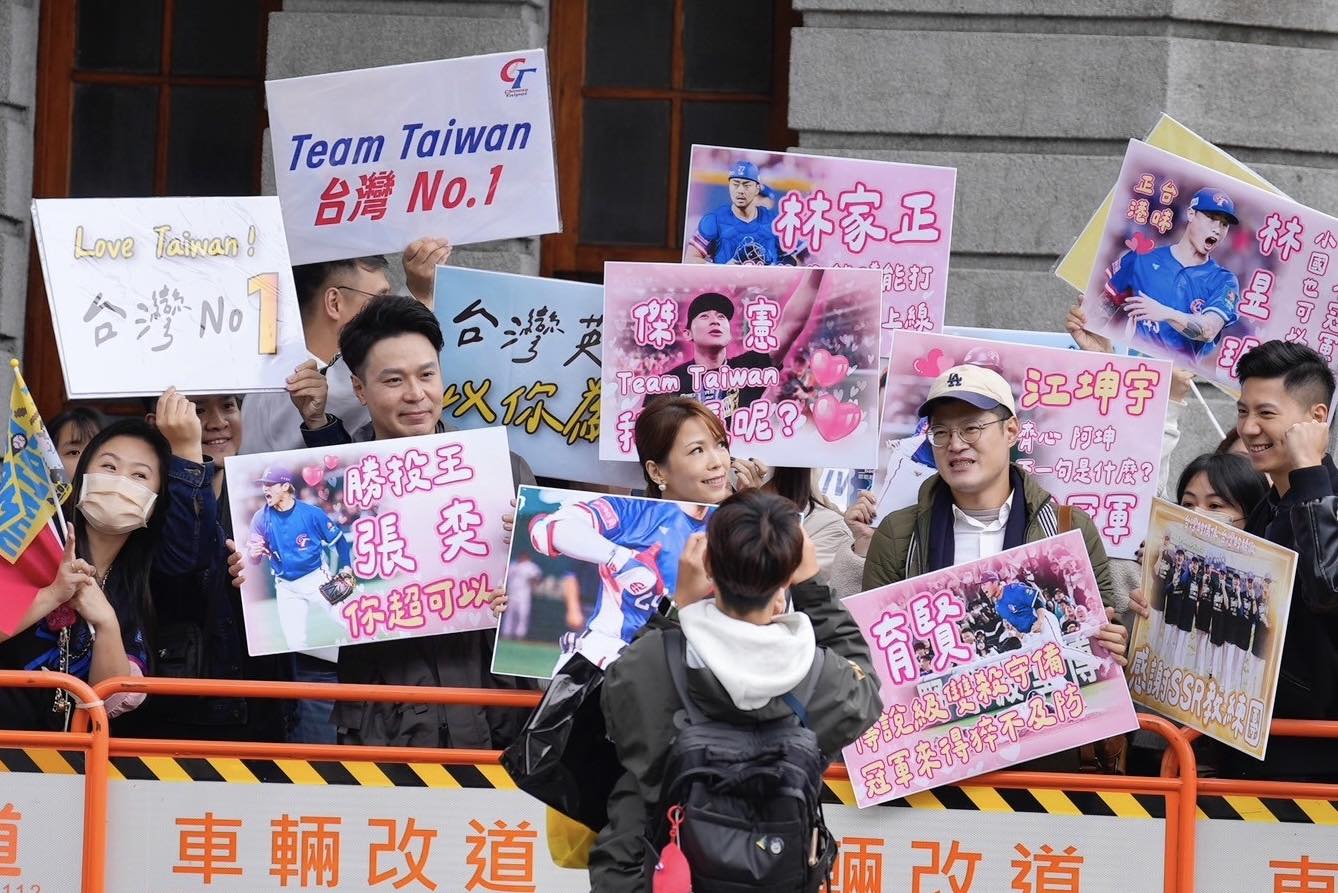 陳智菡昨天觀賞英雄遊行活動時，因手持台灣隊長陳傑憲的無頭照挨轟。（翻攝自陳智菡臉書）