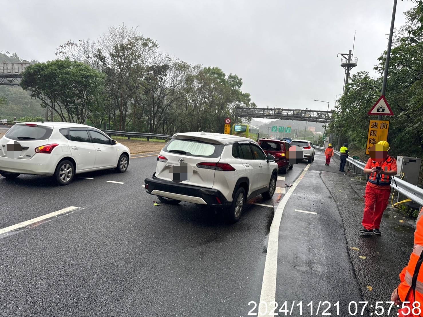 國5今早發生4車追撞事故意外，導致內外側車道都被占用。（翻攝畫面）