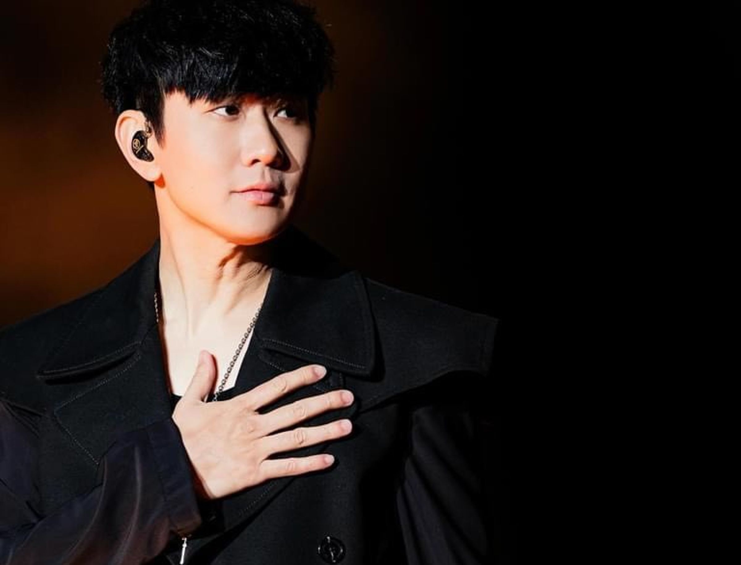 JJ林俊傑為了出道20週年的《JJ20世界巡迴演唱會》在各地演出。(圖/翻攝自林俊傑臉書)