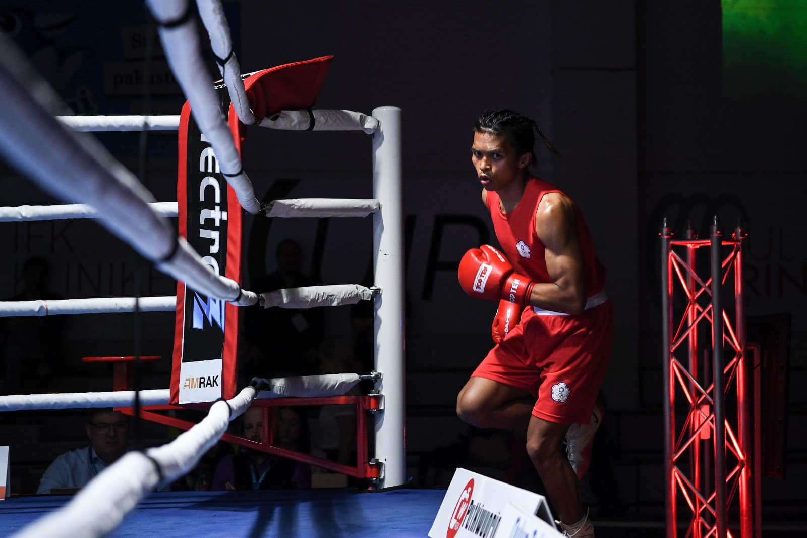 賴主恩代表台灣出戰男子拳擊63.5公斤級，8強賽不敵哈薩克好手。（翻攝賴主恩臉書）