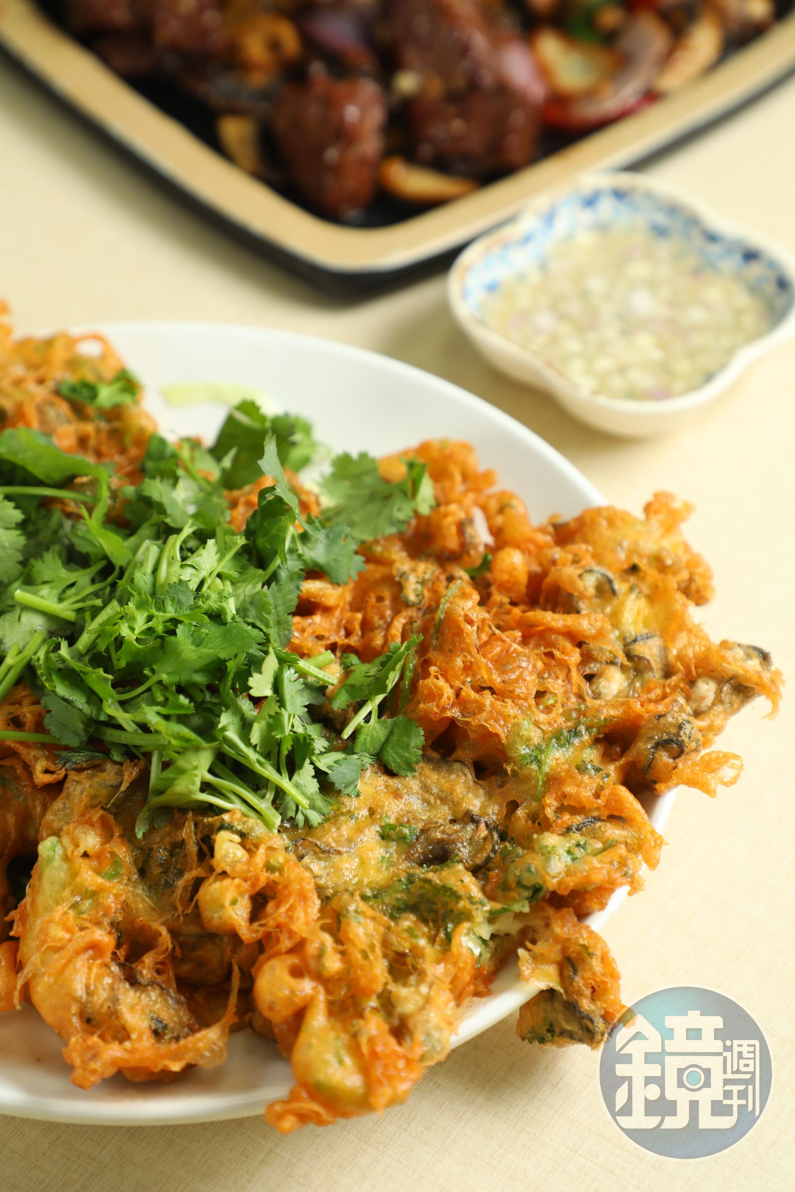 炸到開花一般的「潮州炸蠔餅」，掰下酥脆邊角最好吃。（港幣130元／份，約NT$490）