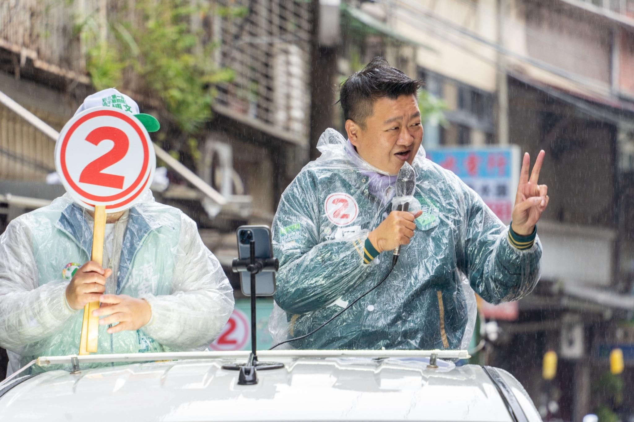 何博文認為侯友宜涉及「土地正義」，更有圖利之嫌。（何博文競選總部提供）