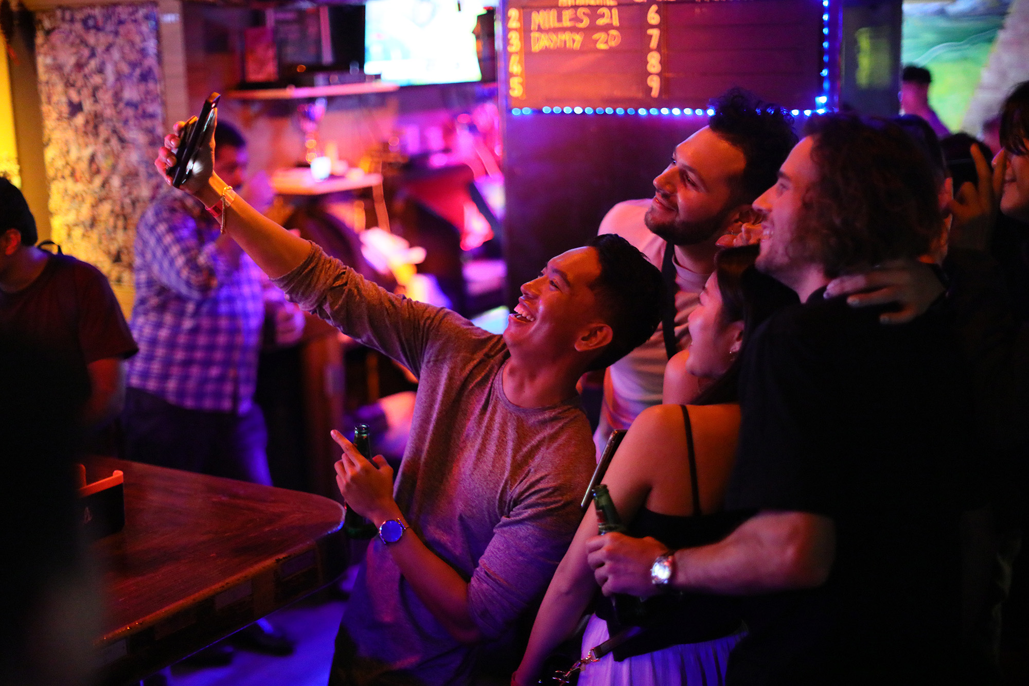 夜晚造訪蘭桂坊，能體驗香港酒吧區絢爛的夜生活。