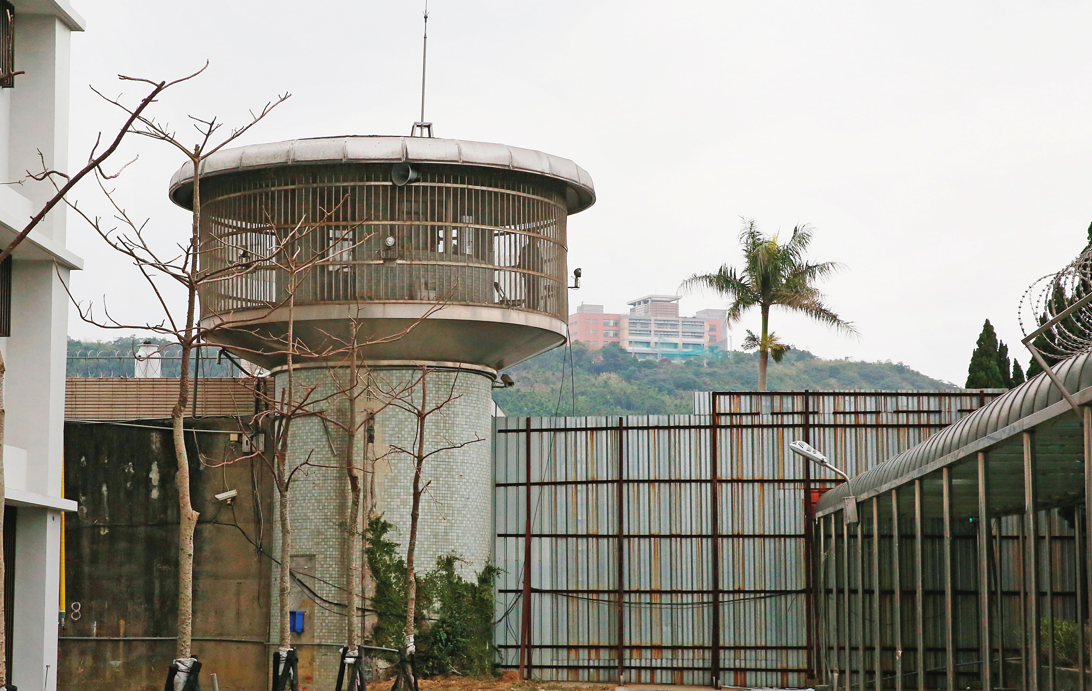 在矯正機關重重鐵幕包圍下，許多教化人員因不堪工作壓力而生病猝死，但外界幾乎無法得知。