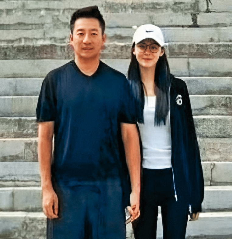 在Mandy之前,汪小菲(左)跟張穎穎(右)不歡而散,女方酸他是巨嬰之外,更爆他「睡了十幾個(人)還求復合。」(翻攝自Umasou0微博)