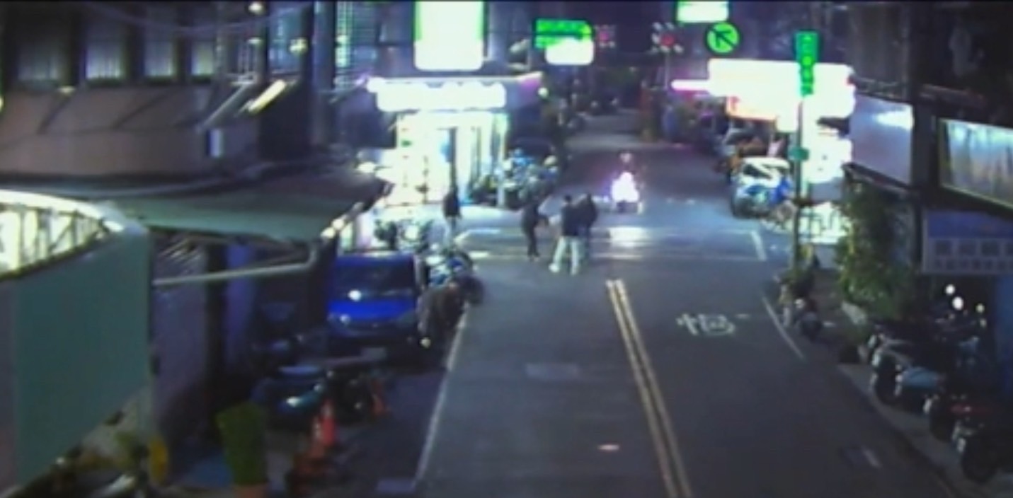 梁男與吳男有財務糾紛，吳男心生不滿夥同二友人鎮暴槍射傷被害人身體。（翻攝畫面）