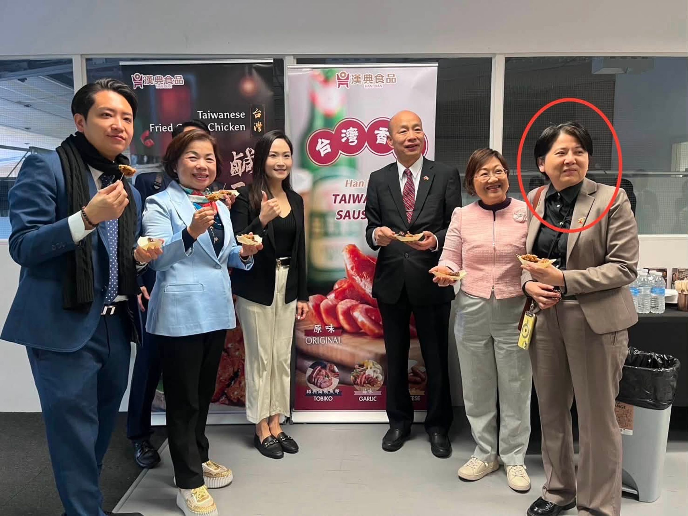 李正皓今爆料，指邱慧洳之前出訪時都在徐佳青旁邊，「然後回國後邱慧洳轉頭說徐佳青是奢華旅行、環遊世界的旅行社領隊，噁不噁心？」（翻攝自李正皓臉書）