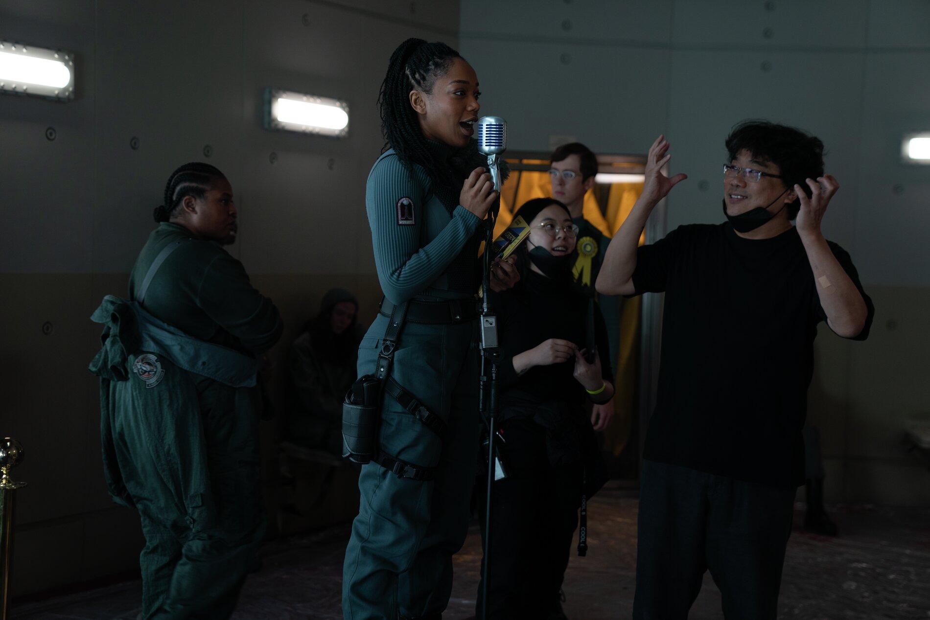 《米奇17號》是奉俊昊（右）第三部英語電影，在片場他透過口譯Sharon Choi（中）來與演員娜歐蜜艾基溝通。（華納兄弟電影提供）