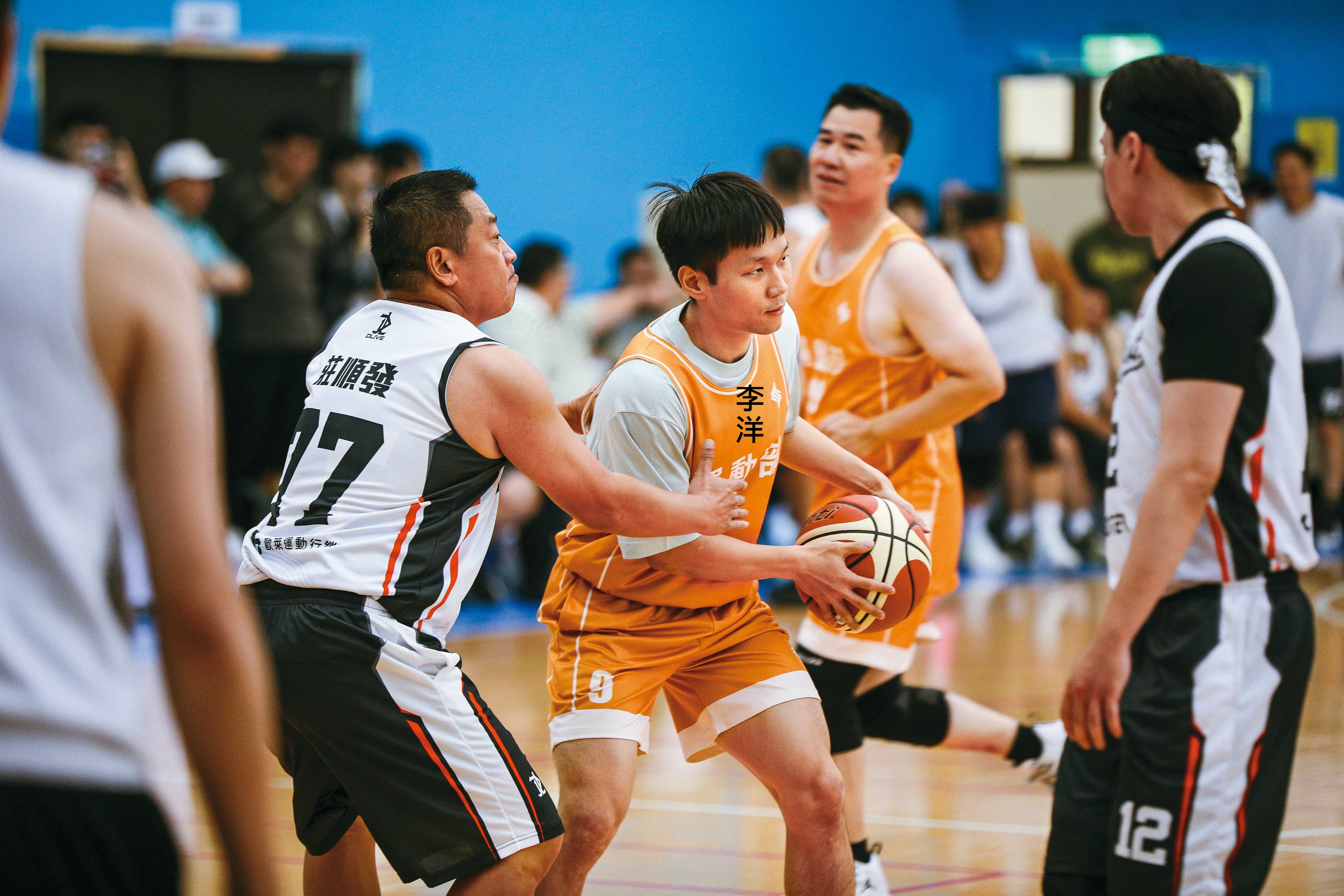 李洋早在出任部長前即已對改革單項協會有想法，希望找出政府、協會、選手的三贏方案。圖為他率運動部同仁出征新聞盃籃球賽。（鏡報鄒保祥）