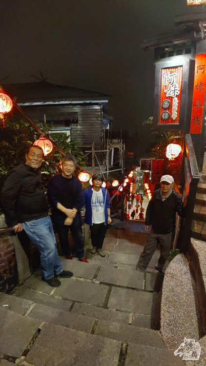 是枝裕和（左二）3年前與李屏賓（左）、侯孝賢（右）去九份。（翻攝自金馬影展臉書）
