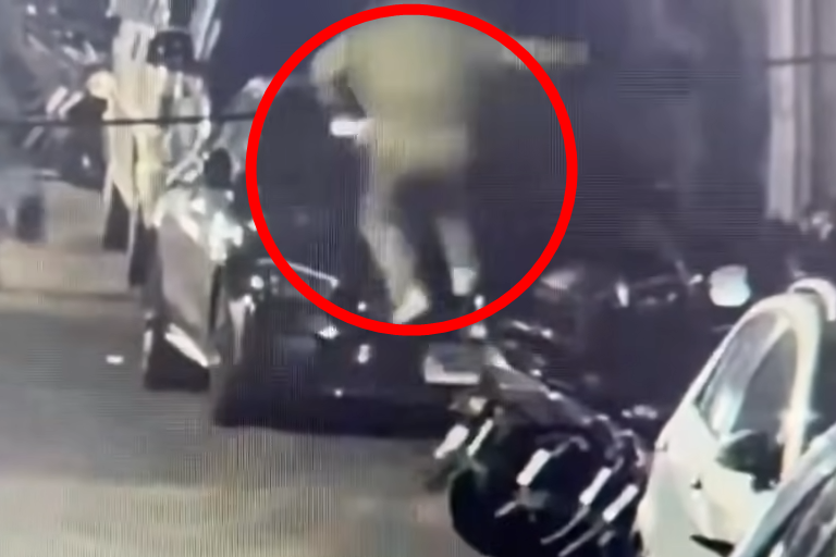 導演柯一正毀損停在自家車庫前的車輛，過程全被監視器錄下。（翻攝畫面）