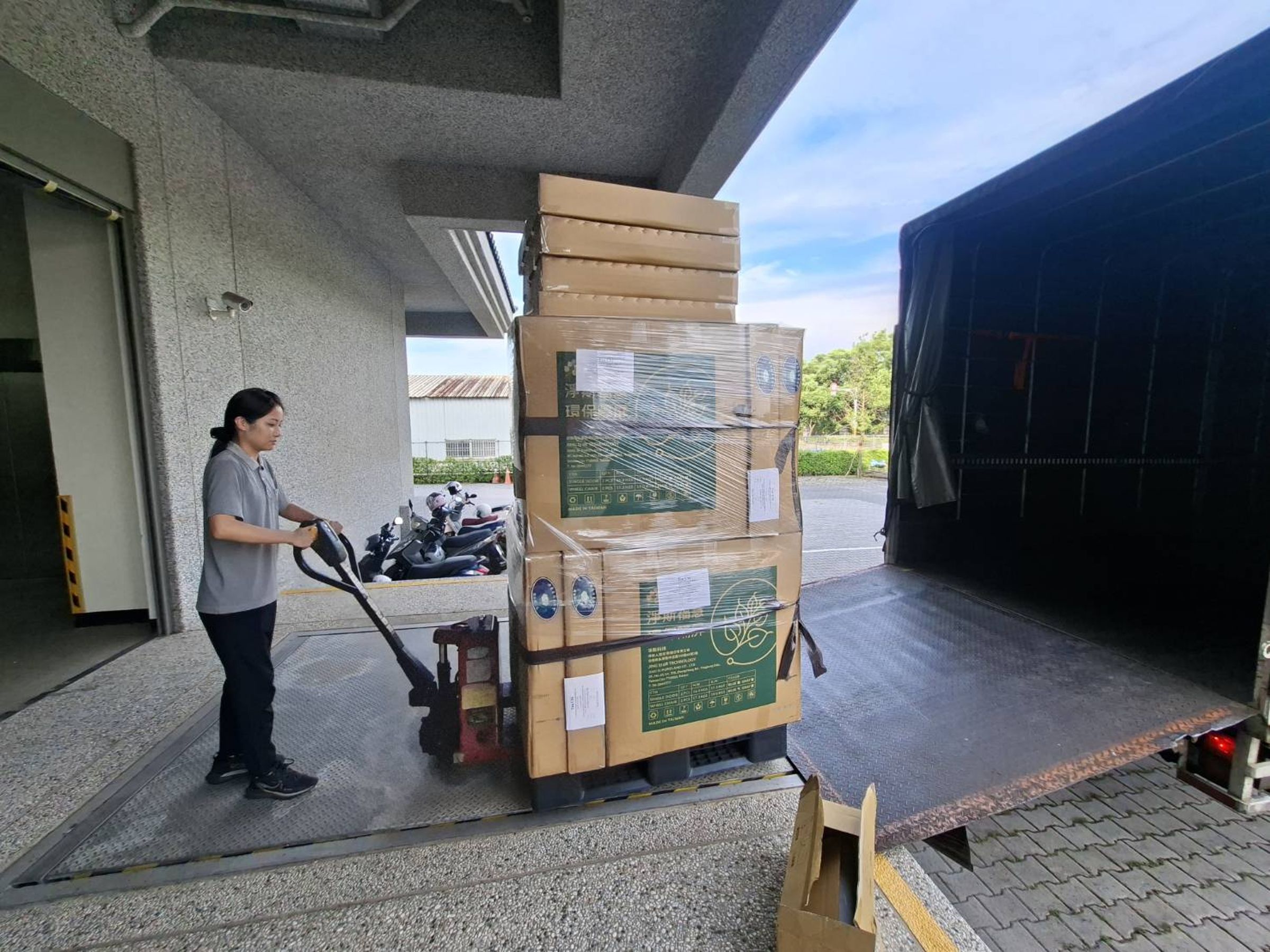 熊本強震，慈濟基金會整備賑災物資，由中華航空免費協助直飛日本。（慈濟基金會提供）
