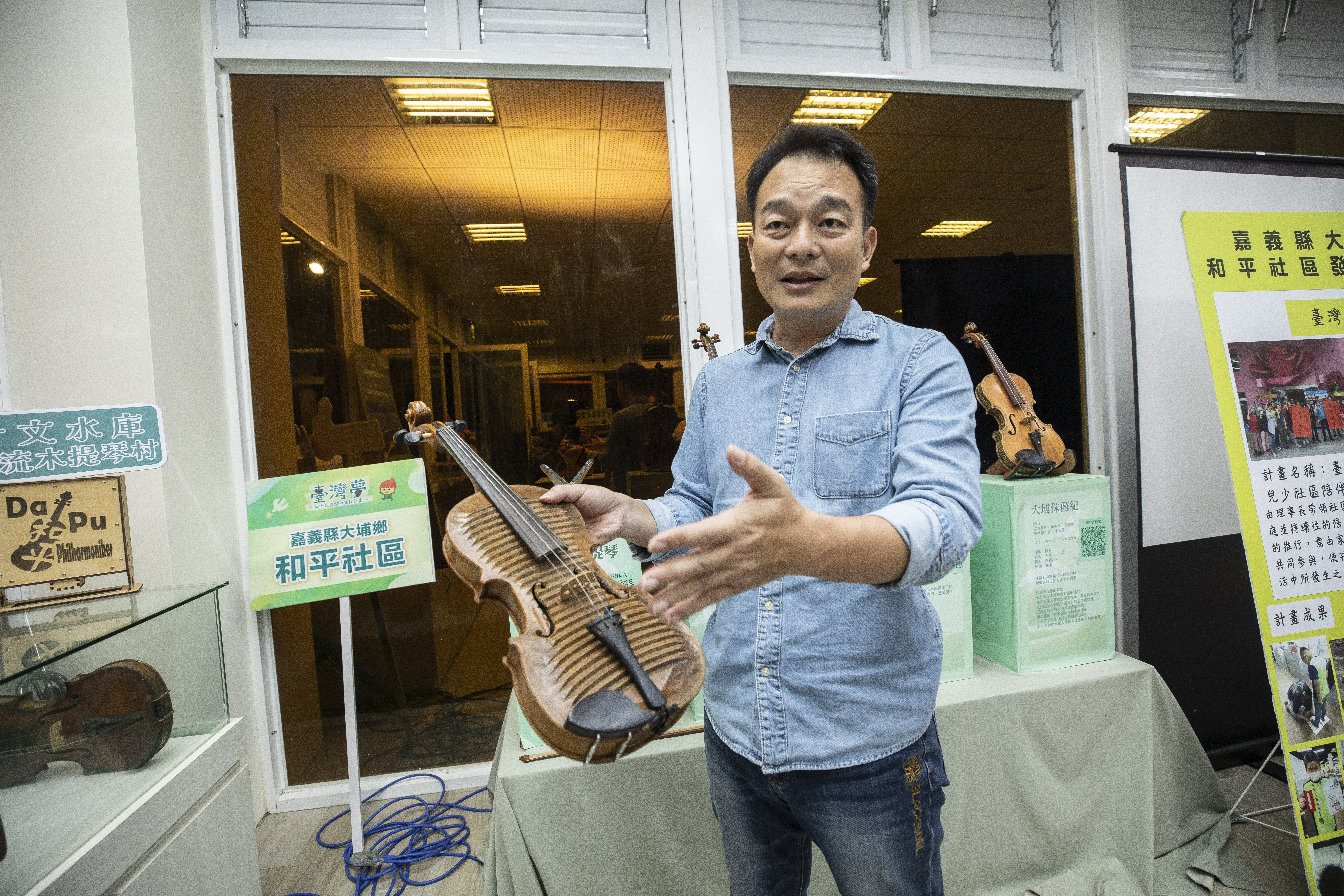 吳倚豪被小提琴聲音所感動，啟發他利用漂流木在社區打造提琴村。