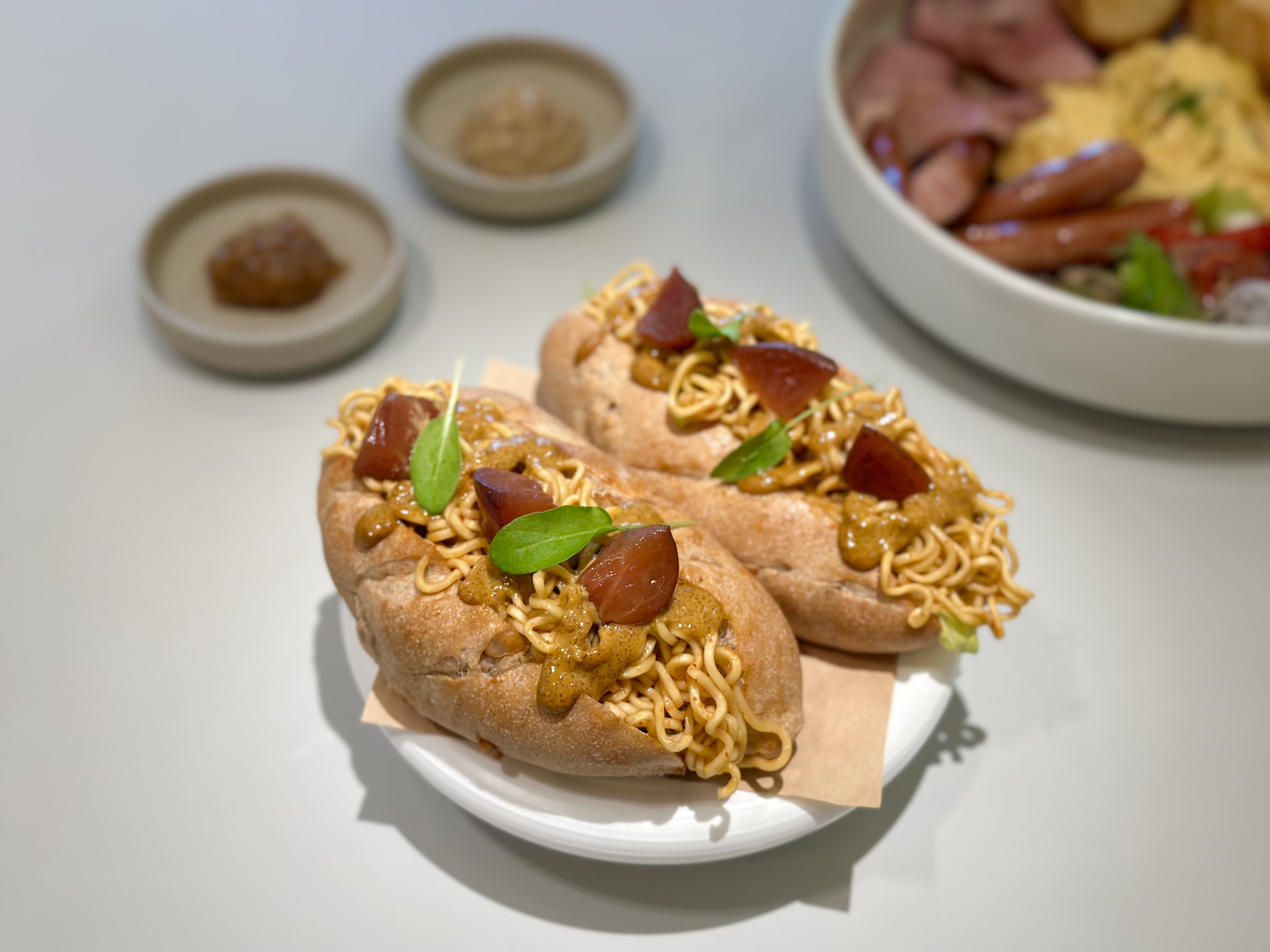 「炒泡麵麵包」香辣涮嘴，麵包裡的堅果增添口感變化。（180元／份）