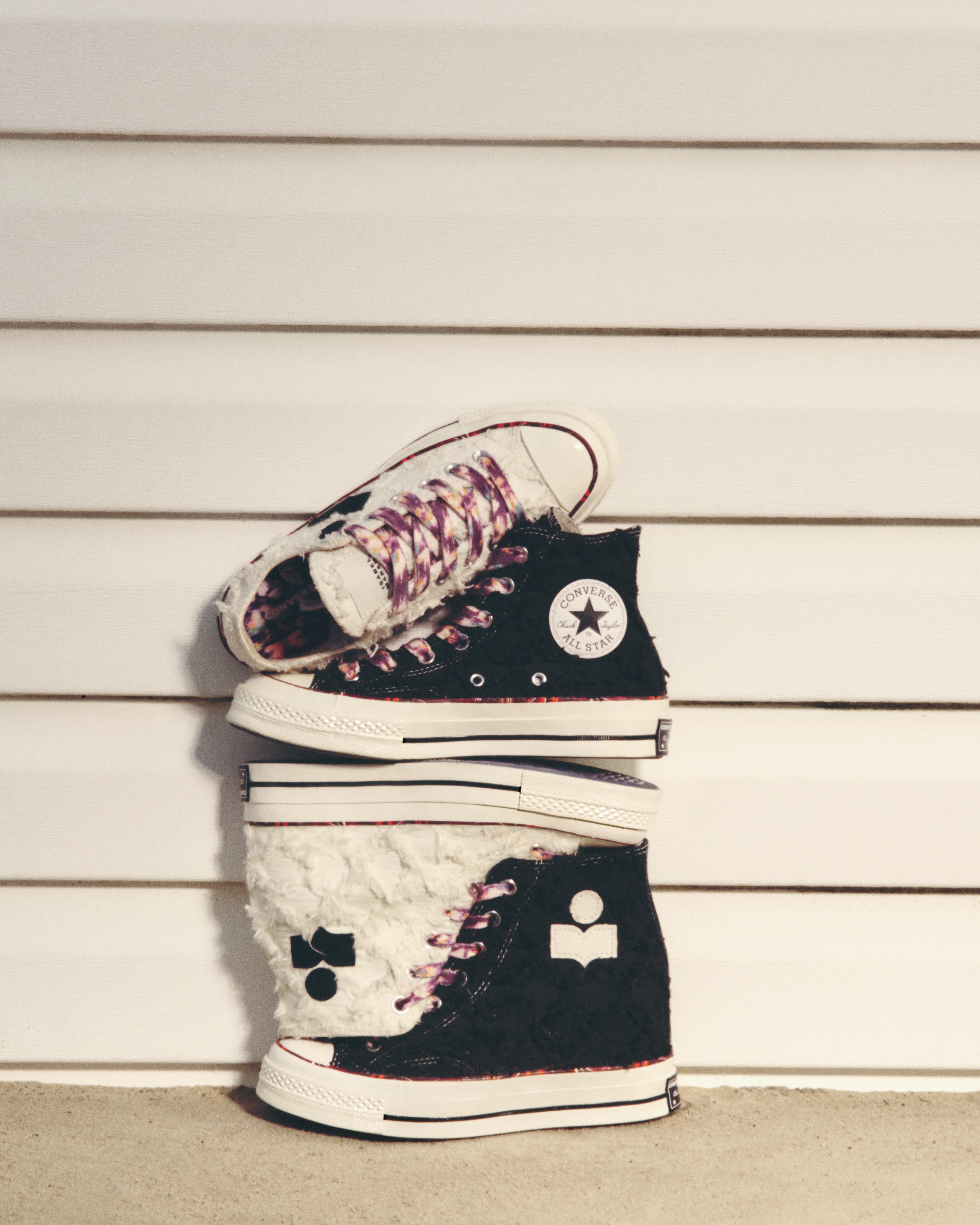 CONVERSE x ISABEL MARANT聯名系列共有兩雙鞋款。（匡威提供）
