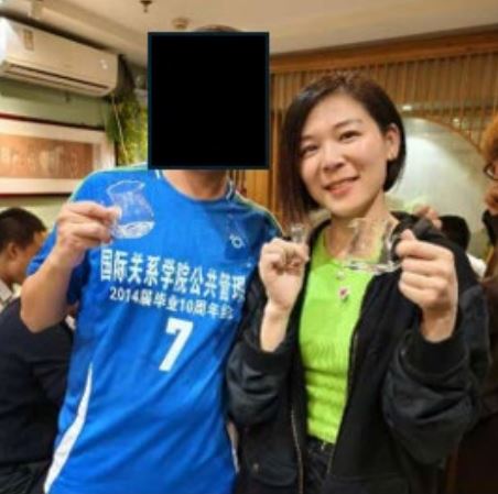 張婉瑩（右）曾與1名中國官員合影。（翻攝FBI訴狀）