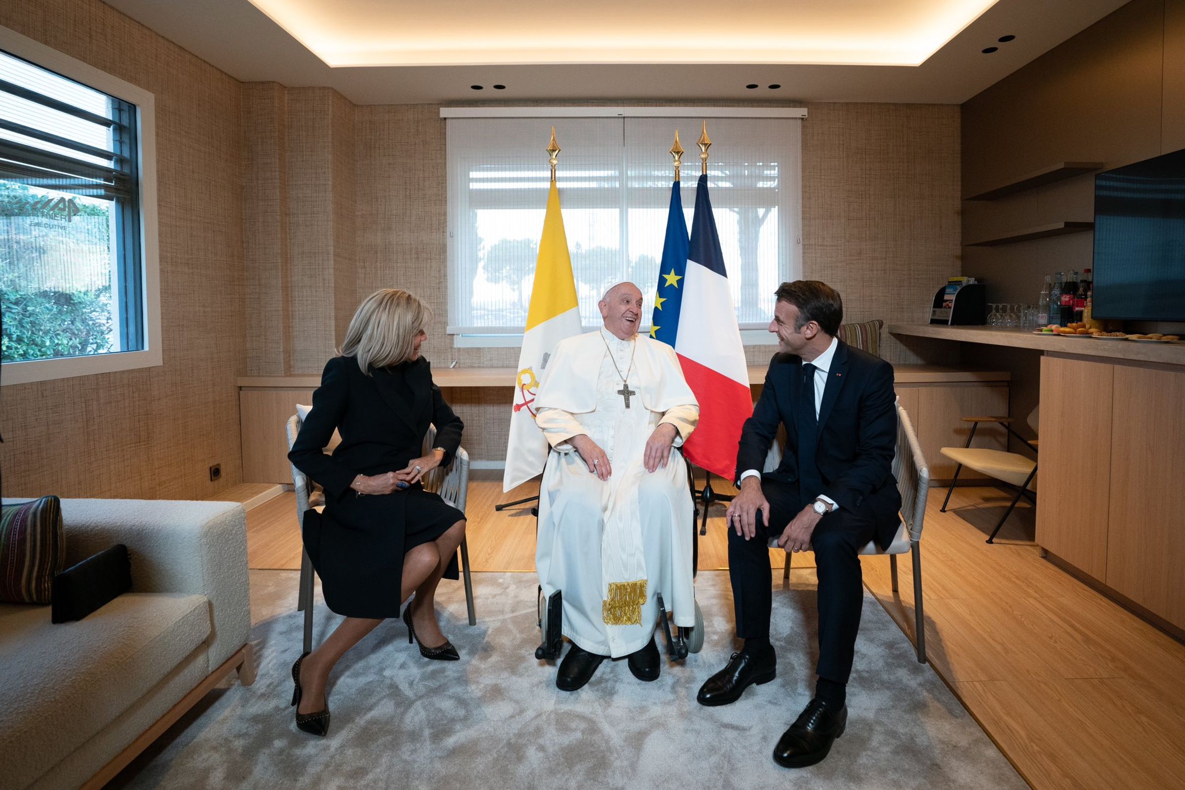 馬克宏是最早哀悼教宗的領袖之一。(翻攝X@EmmanuelMacron)