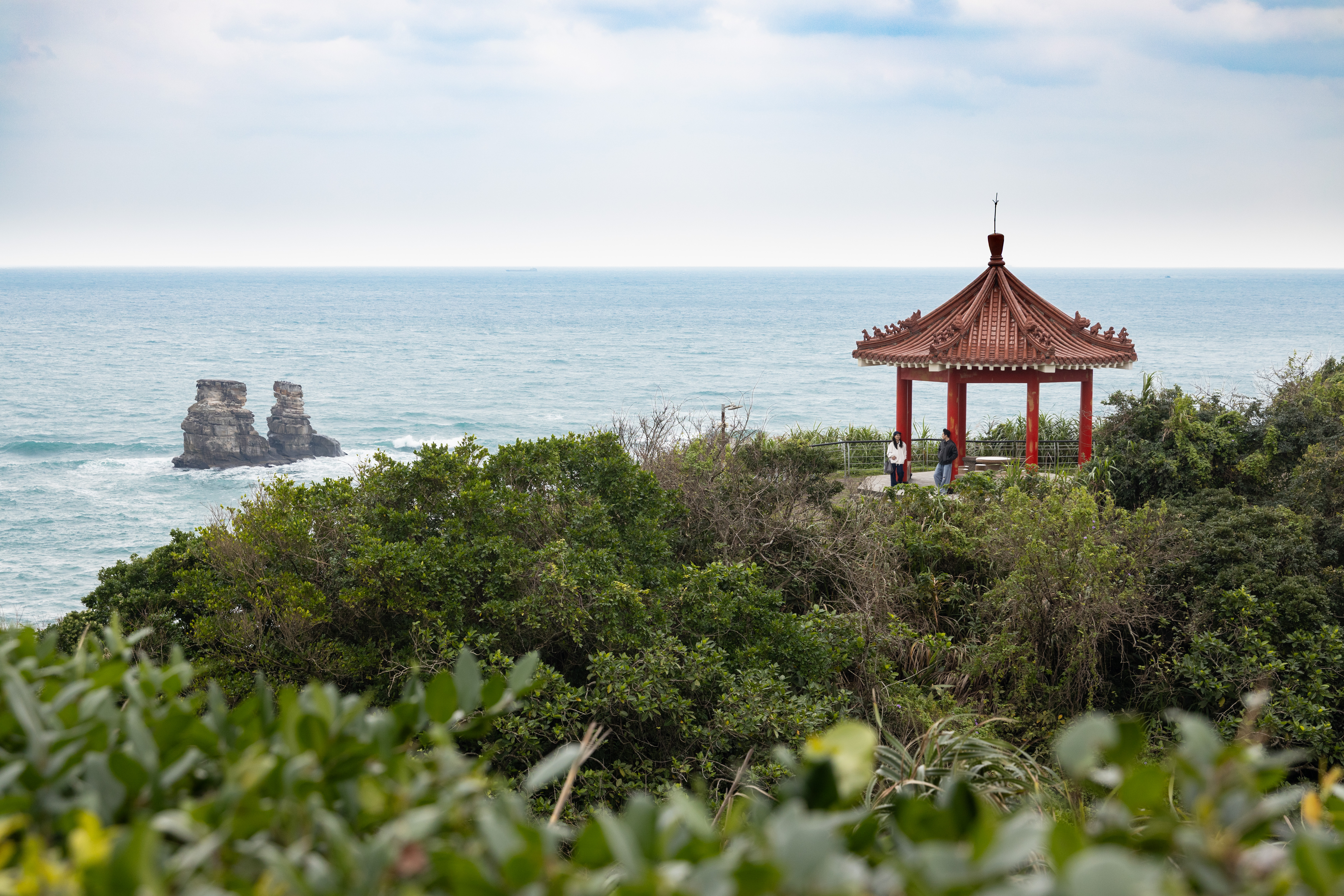 「獅頭山公園」位於海拔約70公尺的金山岬上，能遠眺金山八景之一的燭臺雙嶼。
