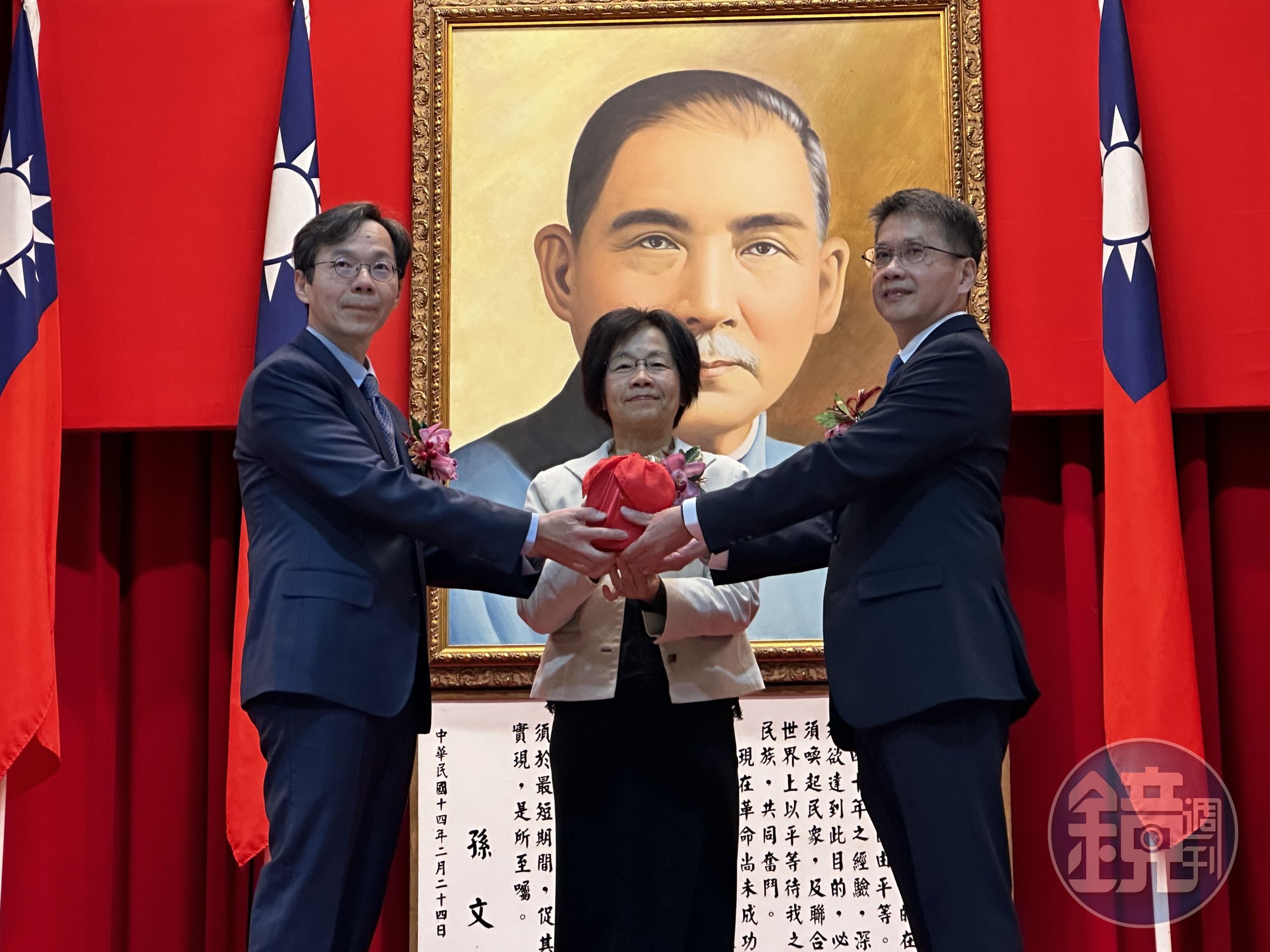 台北地院新任院長何信慶(右)今正式上任,從監交人高等法院院長高金枝(中)台北地院代理院長黃柄縉(左)手中接下印信。