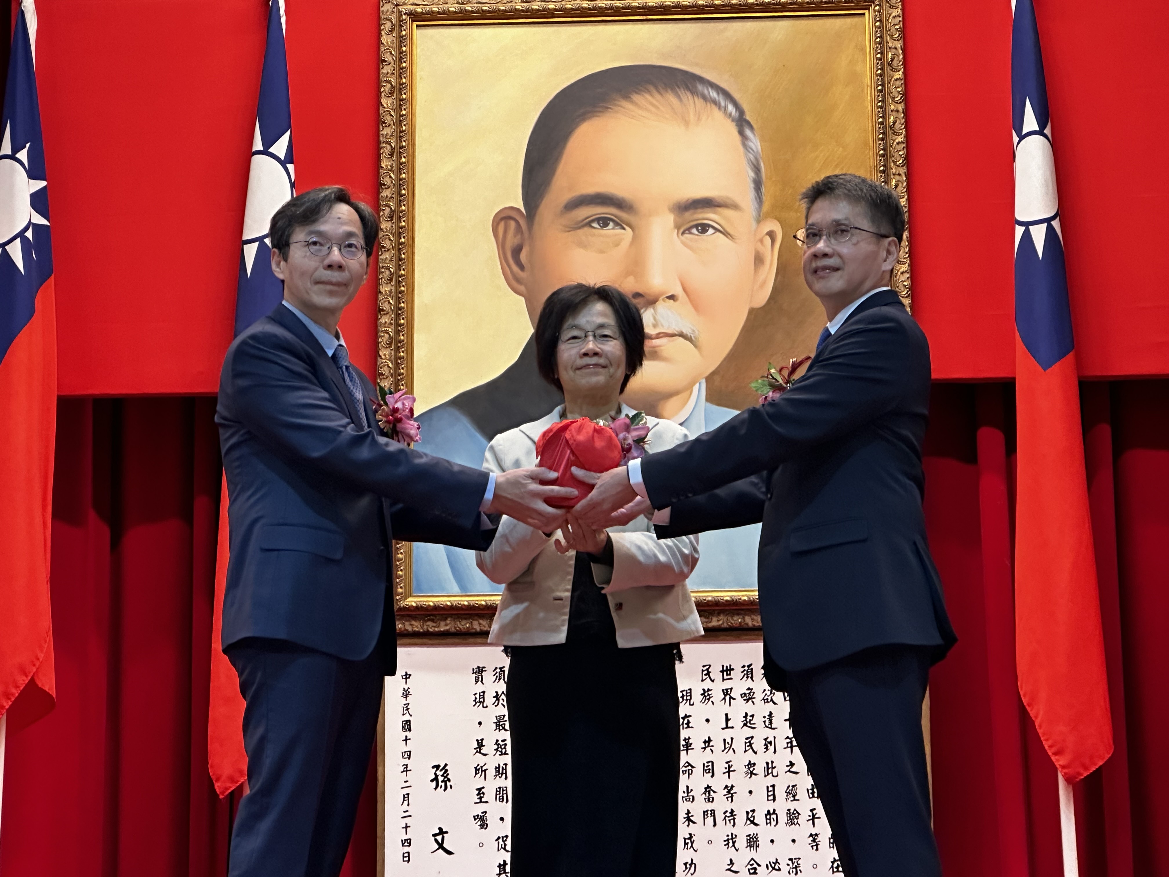 台北地院新任院長何信慶（右）今正式上任，從監交人高等法院院長高金枝（中）台北地院代理院長黃柄縉（左）手中接下印信。