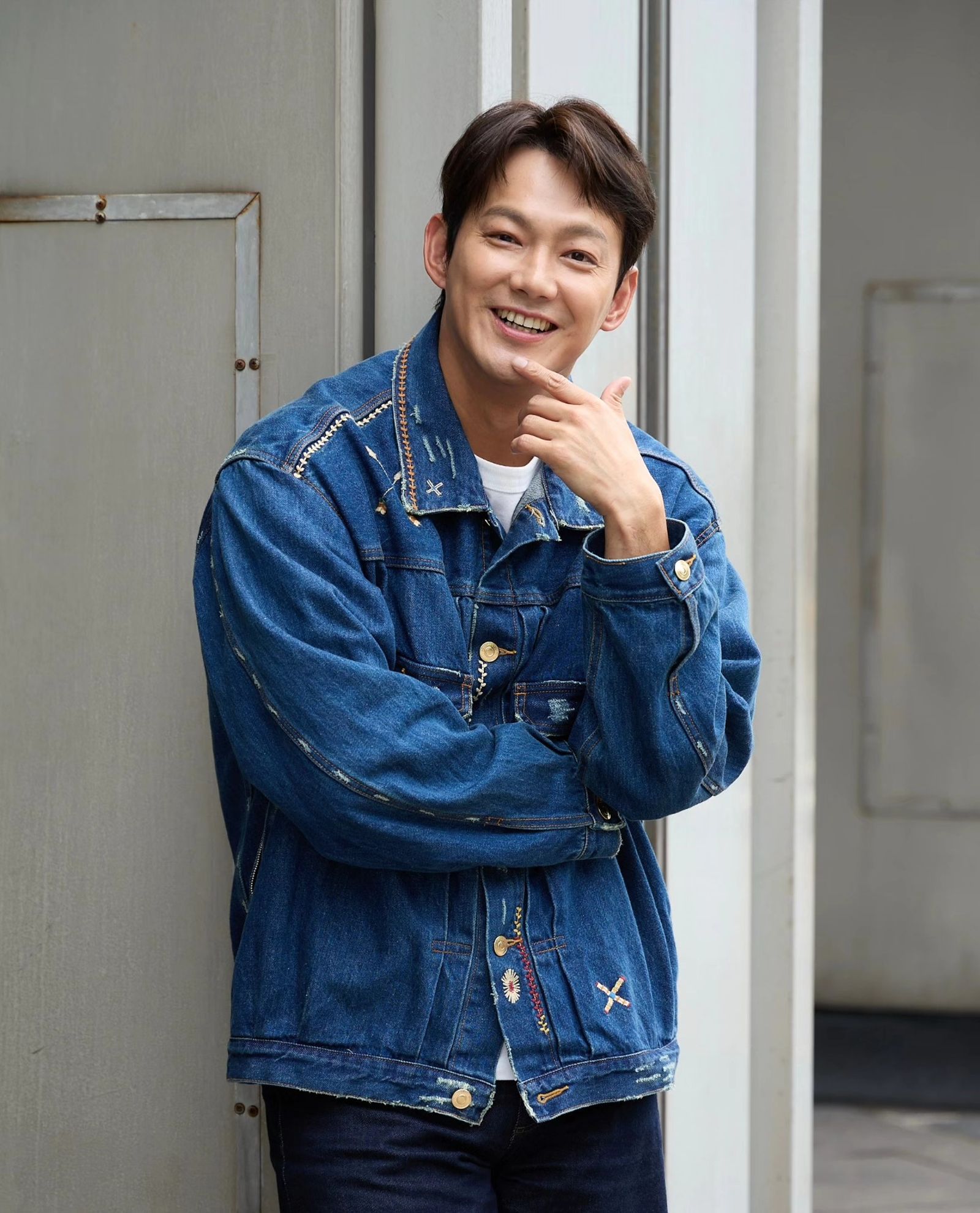 威廉曾因未被納入金鐘獎報名而與《娛樂百分百》心生嫌隙，去年上節目破冰。（翻攝自威廉臉書）