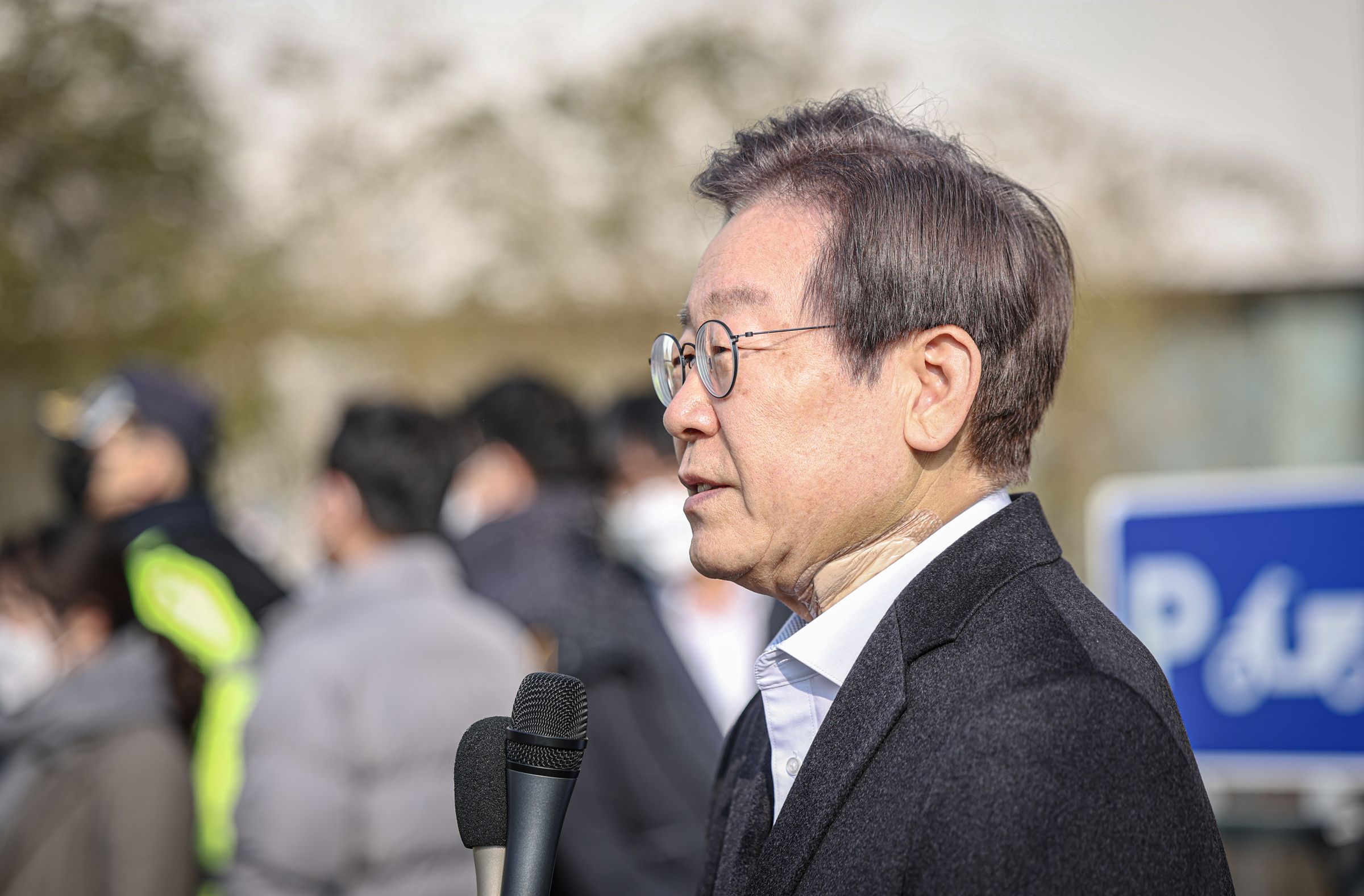 李在明今日返家休養,喊話「應結終結仇恨政治」。(翻攝自共同民主黨官網)