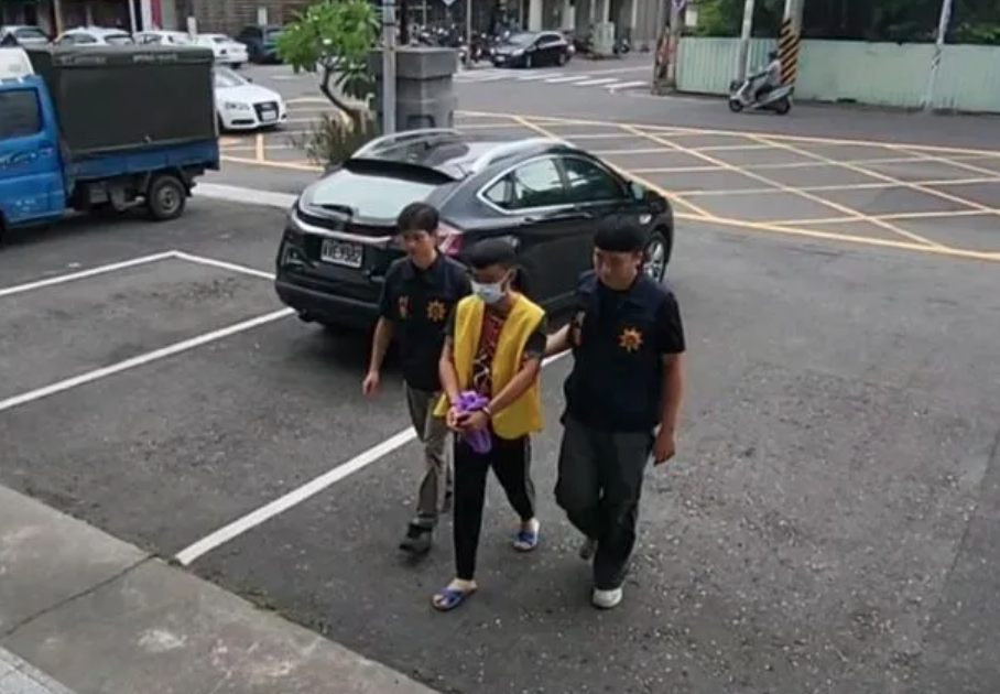 嘉義一名男子揚言要隨機殺人，遭到警方火速帶回偵辦。（翻攝畫面）