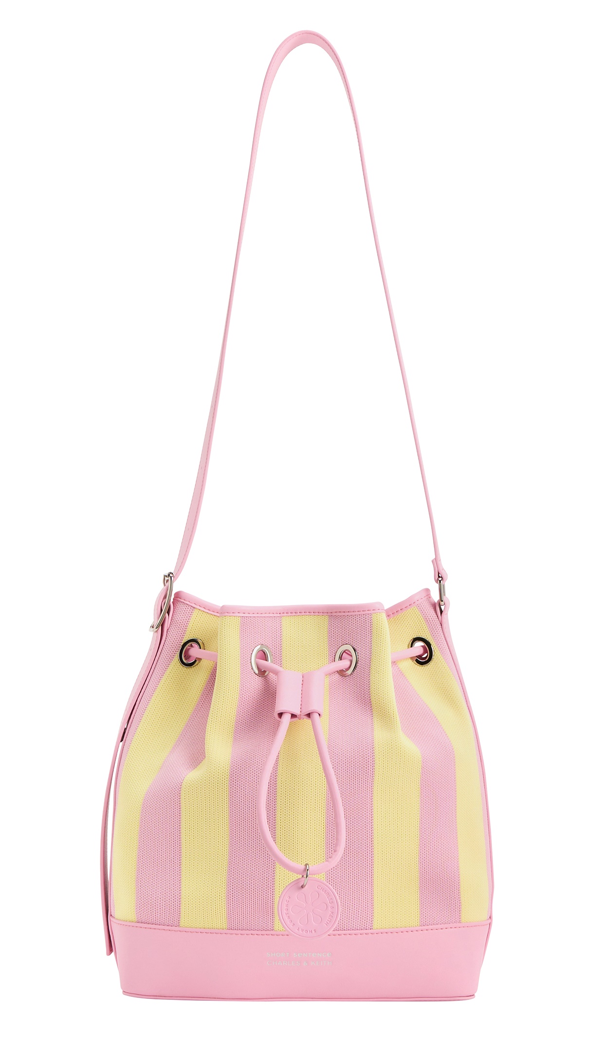 CHARLES & KEITH x Short Sentence粉黃撞色條紋水桶包。NT$3,490（CHARLES & KEITH提供）
