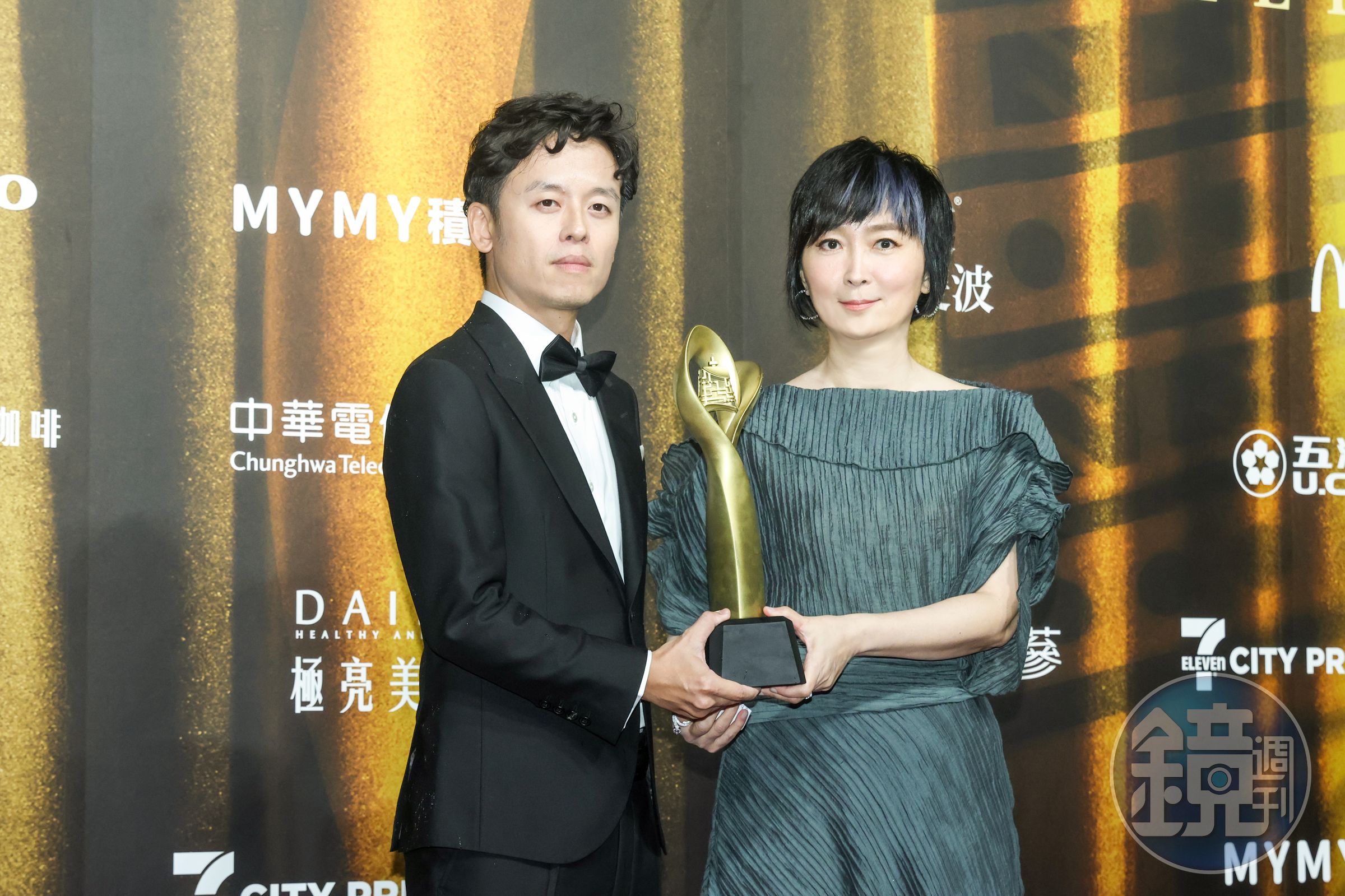 「最具人氣戲劇節目獎」由鏡文學《八尺門的辯護人》拿下。