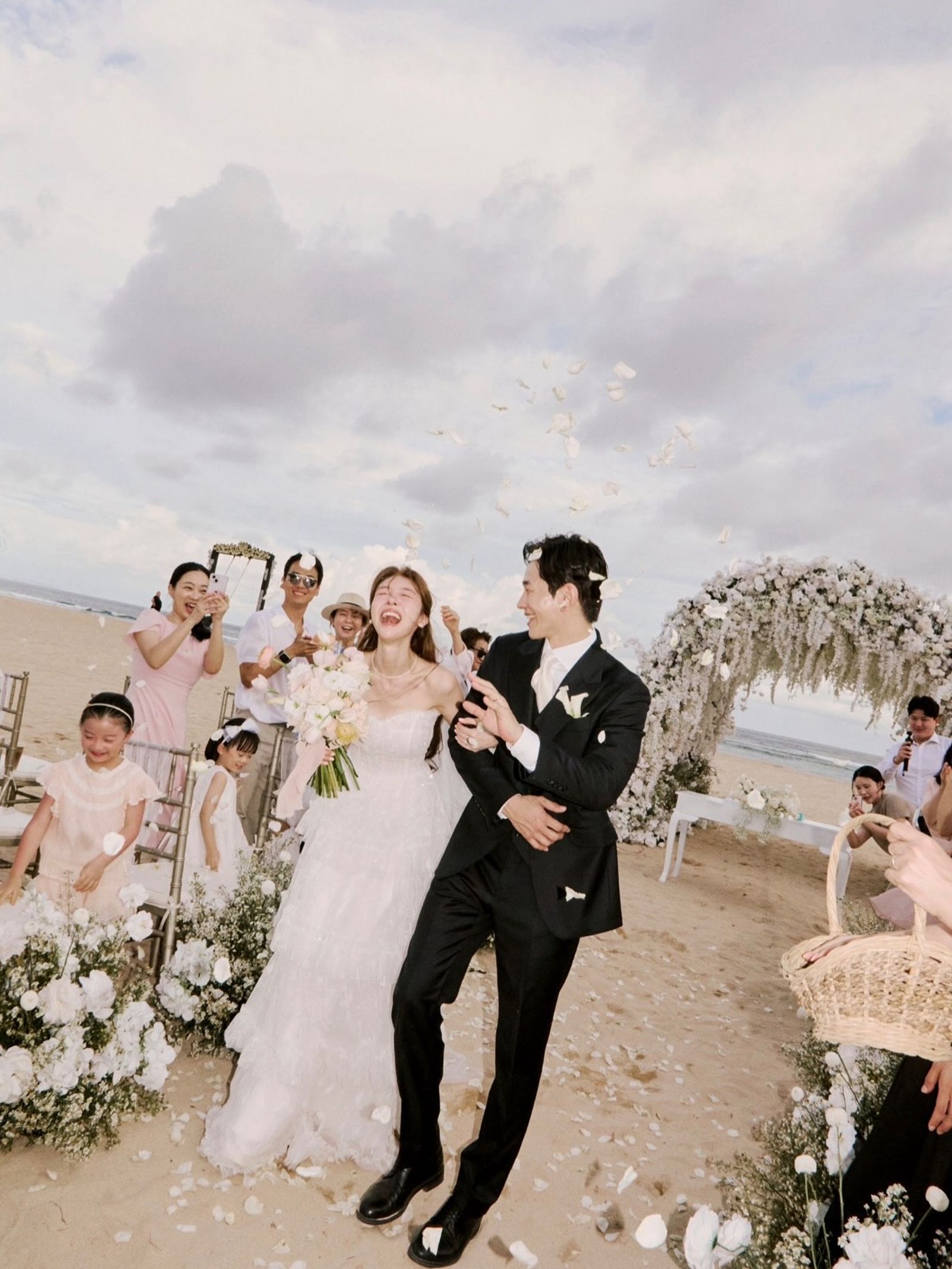 溫朱莞與Girl&rsquo;s Day方珉雅因合作戲劇與音樂劇從同事變情人，進而決定共伴終生。（翻攝kim___dwaku IG）