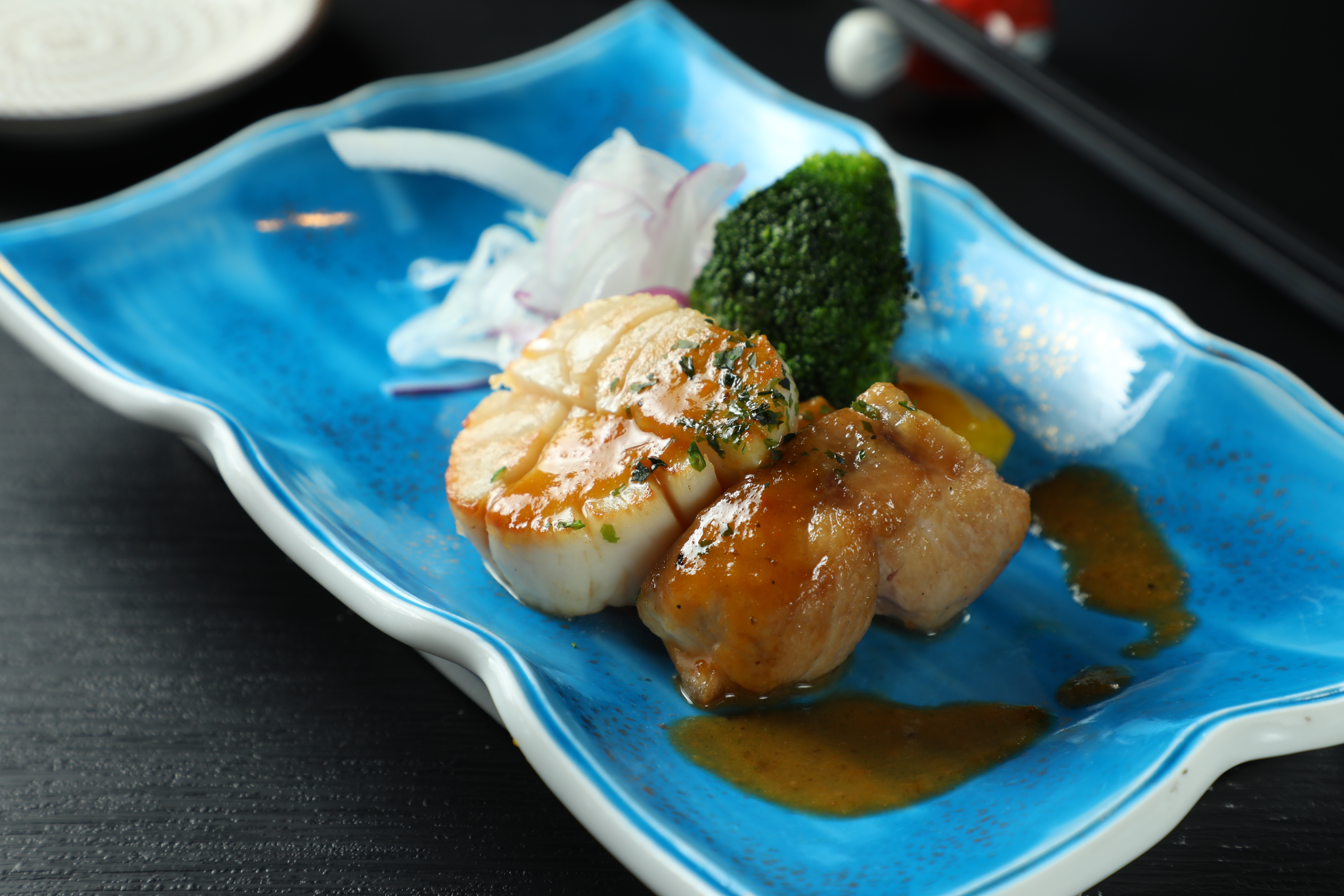 「蒸物」是用蒸籠處理的干貝與魚肉。（1,680元套餐菜色）