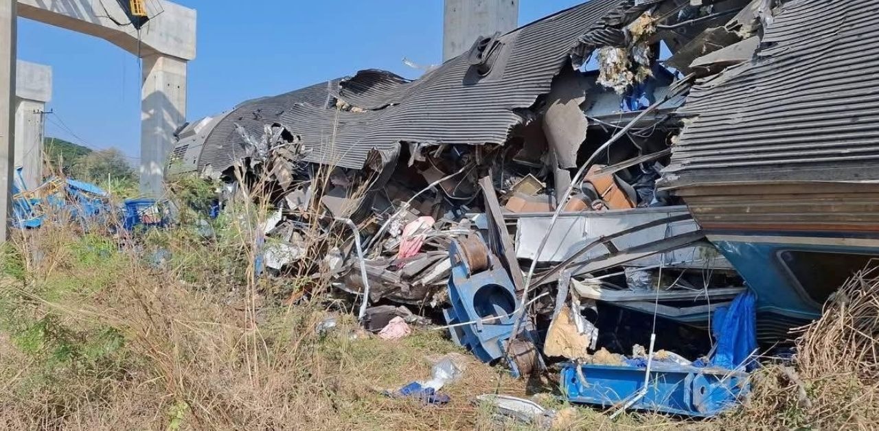 泰國呵叻府14日發生起重機倒塌壓毀行進中火車的嚴重工安意外。（翻攝自หนุ่ย พ่อพี่เนยน้องนัธ）