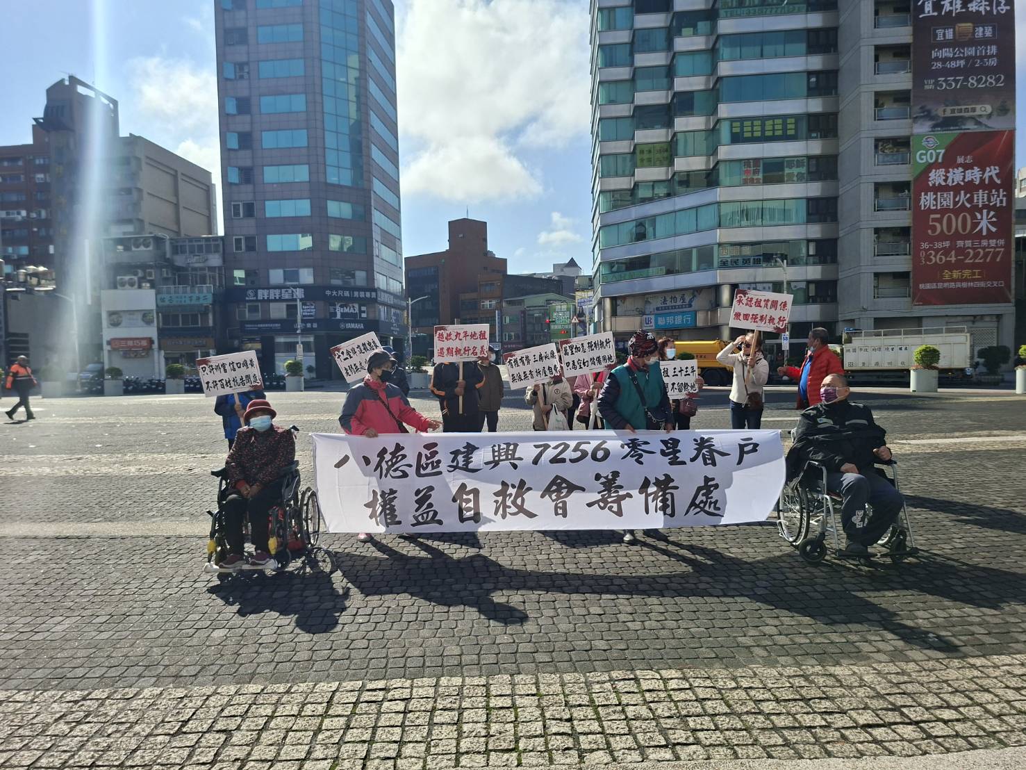 李先生等零星眷戶曾到桃園市政府前廣場陳情,但得不到相關局處任何回應。(讀者提供)