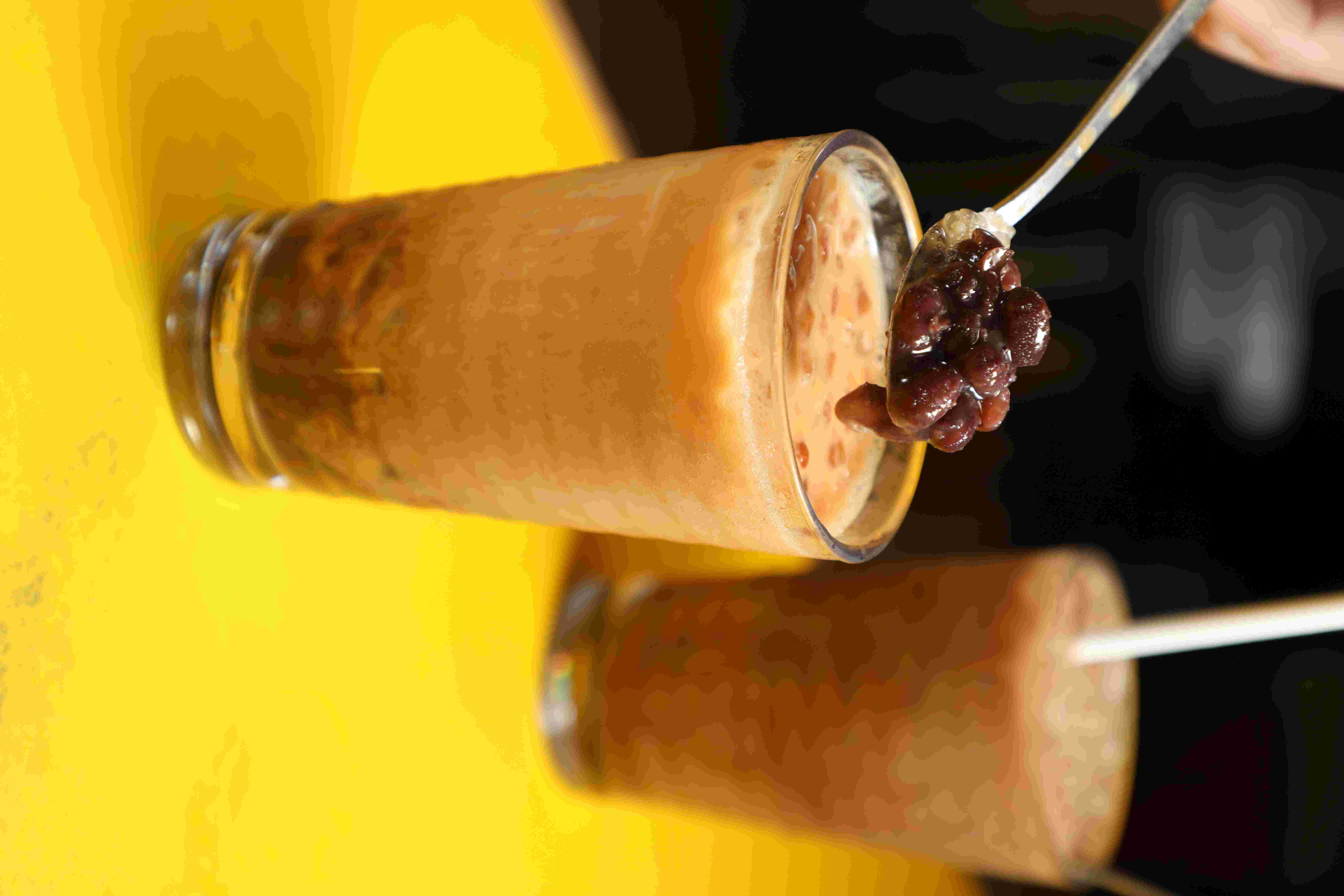 「奶茶紅豆冰」冰涼的碎冰、香濃的奶茶、實在的紅豆，三者在口中交織出滿滿的古早風味，也是一碗可以喝的港式甜品。（港幣27元／杯，約NT$109）