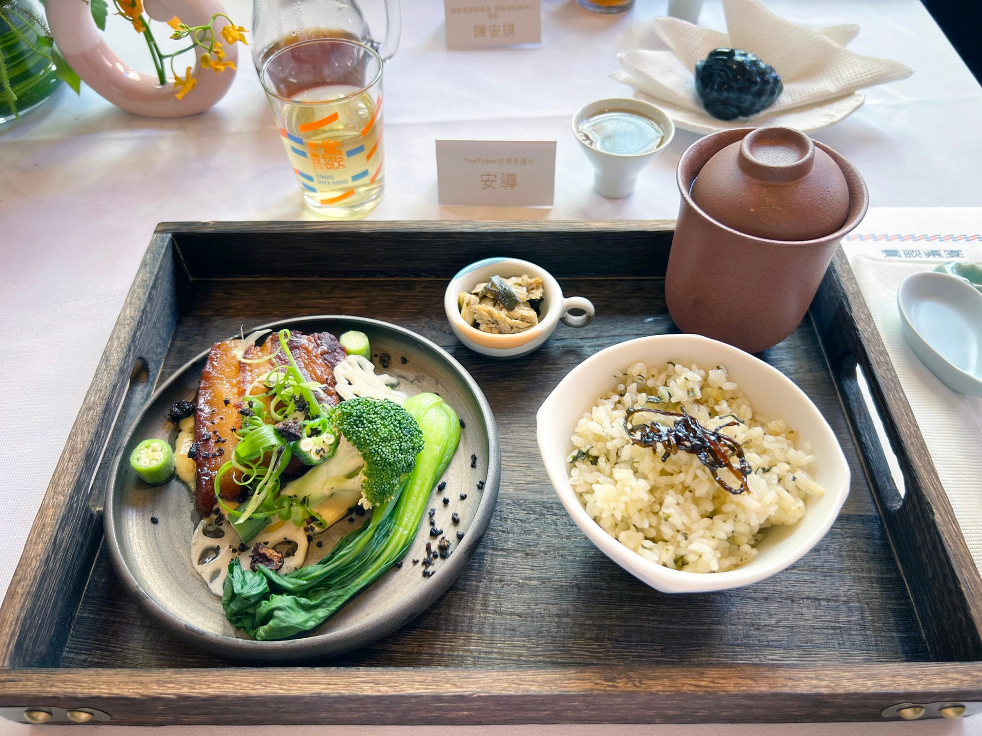 鶯歌桌宴藉由選用在地製造的食器與在地食材製作的佳餚,感受器皿與食物的絕妙搭配。(鶯歌產地開放日提供)