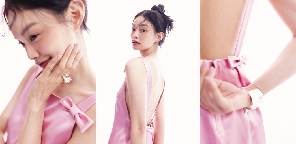 方領緞面短洋裝NT$28,800 by COACH / 髮簪Floral / Hair Pin NT$1,700 by COS / 戒指Coiled Floral Ring NT$1,700 by COS / 手環Textured Cuff NT$2,000 by COS