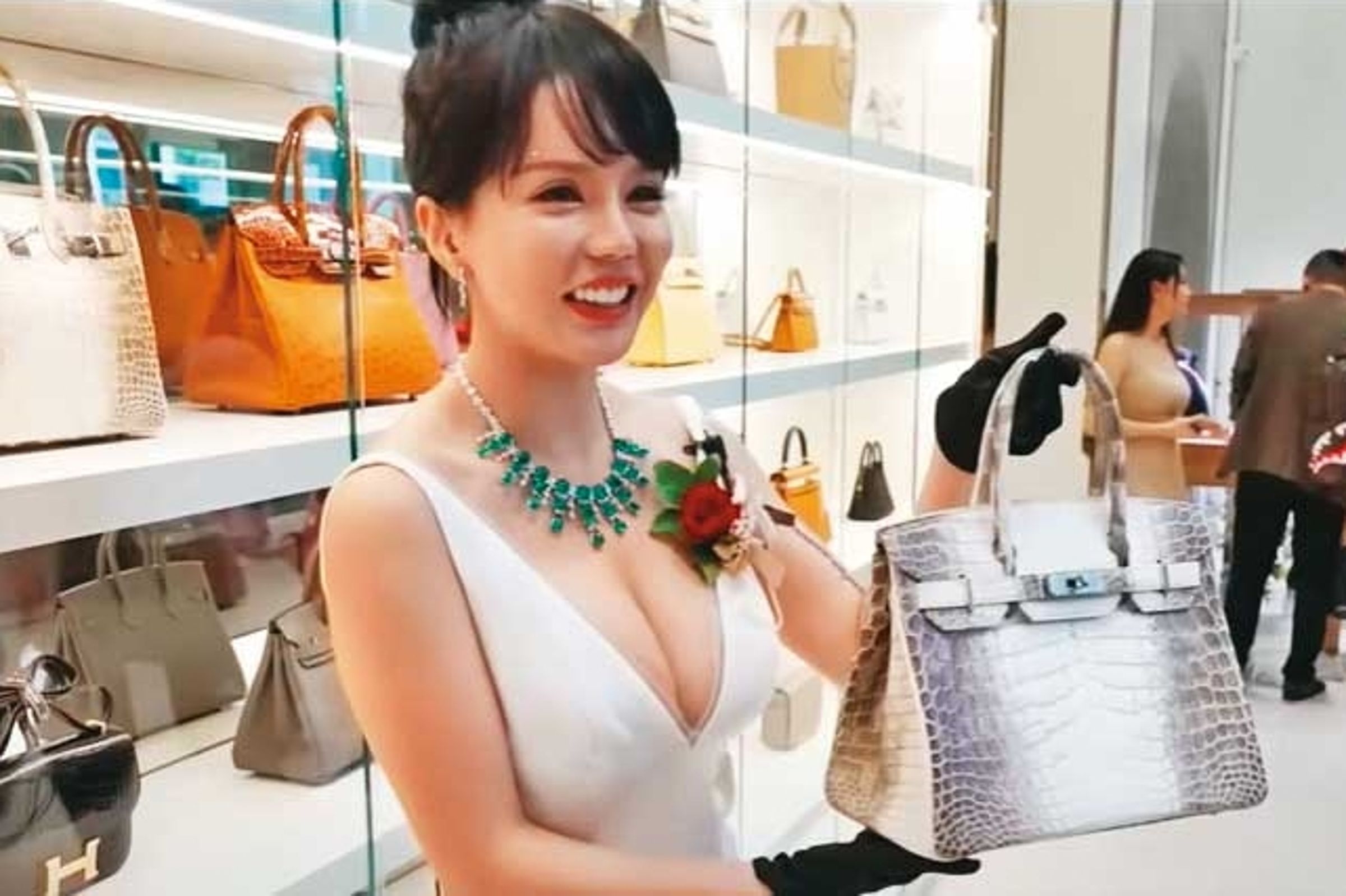 貴婦網紅袁曼軒去年集資上億元開設精品會館。(翻攝袁曼軒YouTube)