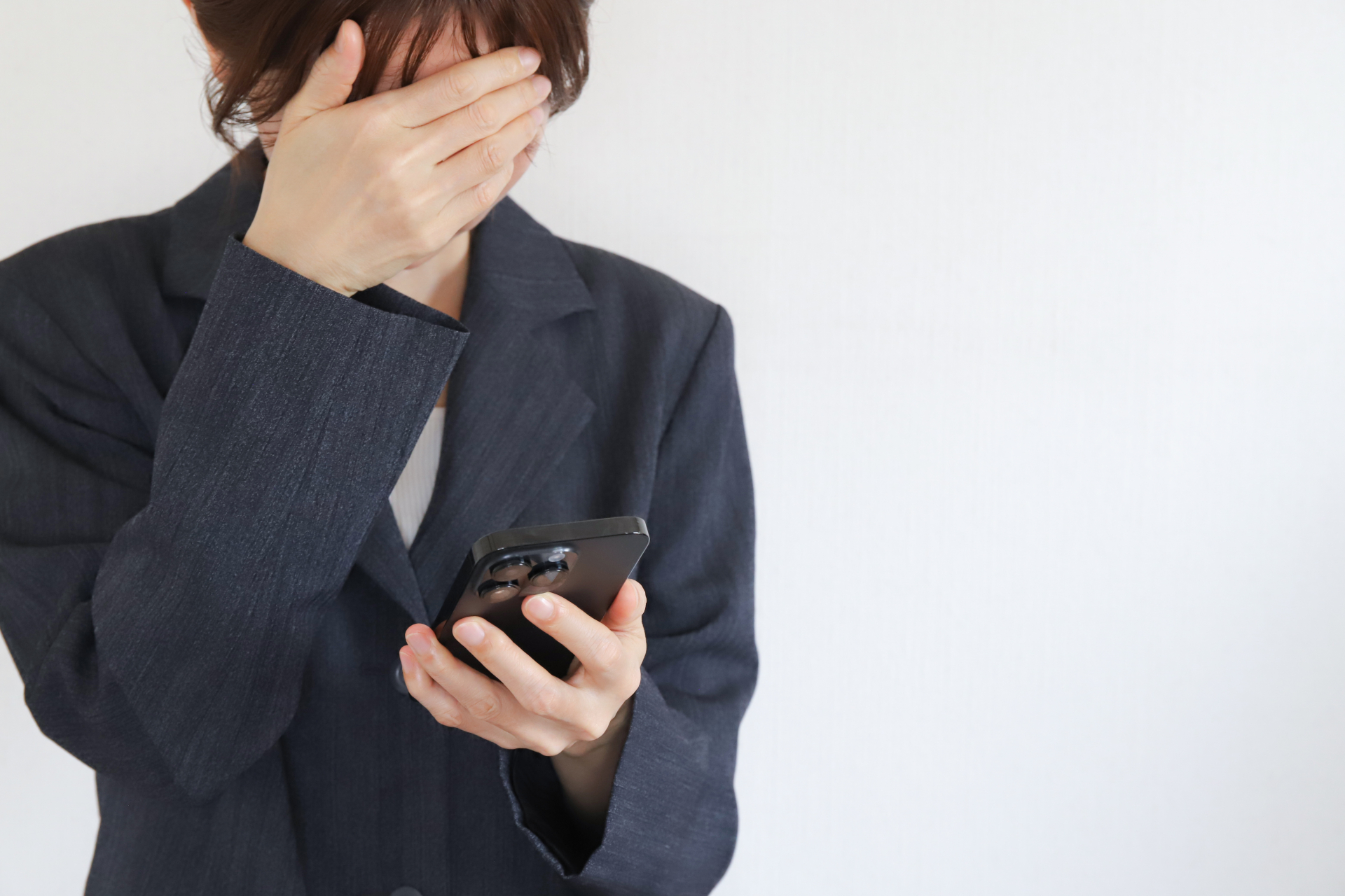一名網友表示,休假接到主管傳來訊息,原本不想面對,卻手滑誤按成了「已讀」,求助該怎麼回?許多人建議,可以婉轉告知主管,待上班再處理,圖為示意圖。(翻攝自PhotoAC圖庫)