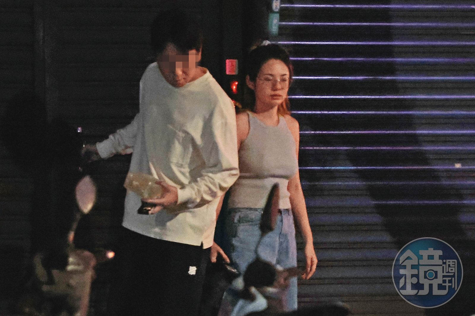 聚會完，徐瑋吟（右）與男友（左）相伴走出。據傳男方叫Eric，已婚且是建商富二代