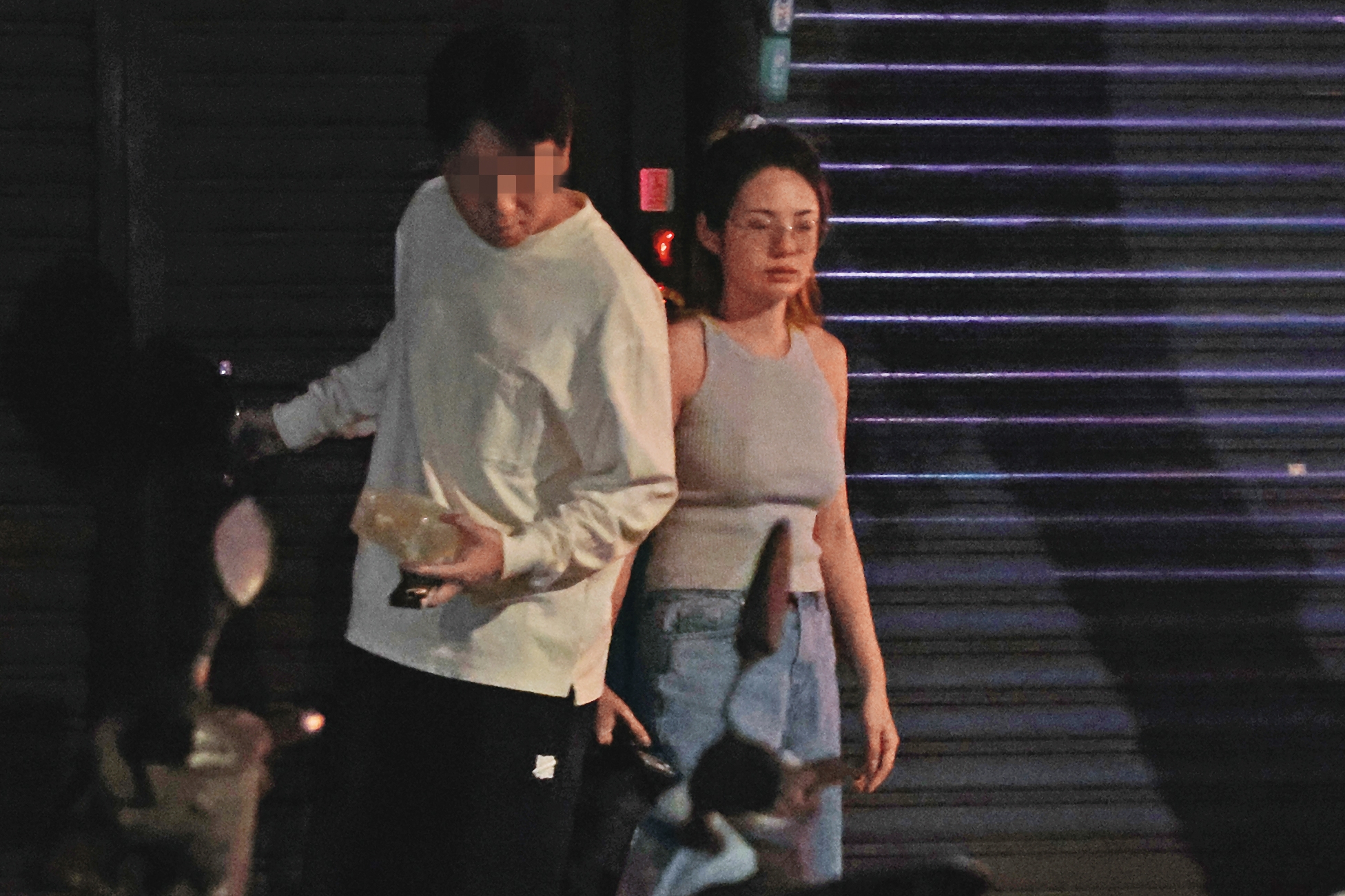 聚會完,徐瑋吟(右)與男友(左)相伴走出。據傳男方叫Eric,已婚且是建商富二代。