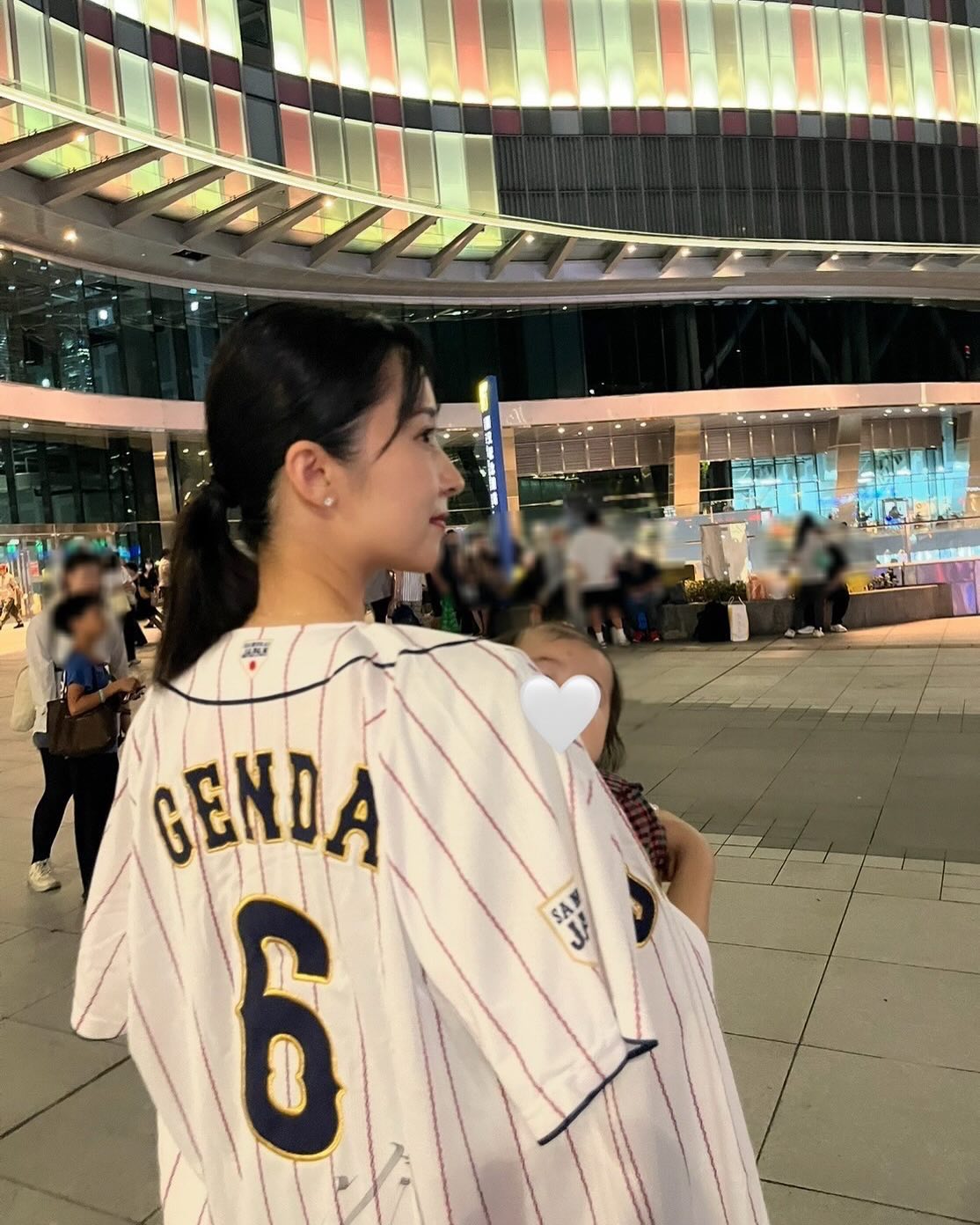 衛藤美彩曾在世界12強棒球賽帶孩子到台灣看先生比賽，傳聞小三其實也來了球場。（翻攝衛藤美彩INS)