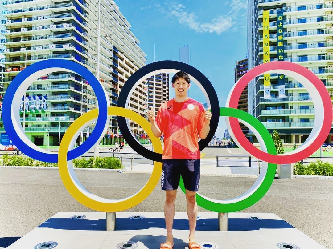 石川祐希在2021東京奧運選手村留下和奧運五環的合照。(翻攝石川祐希IG)