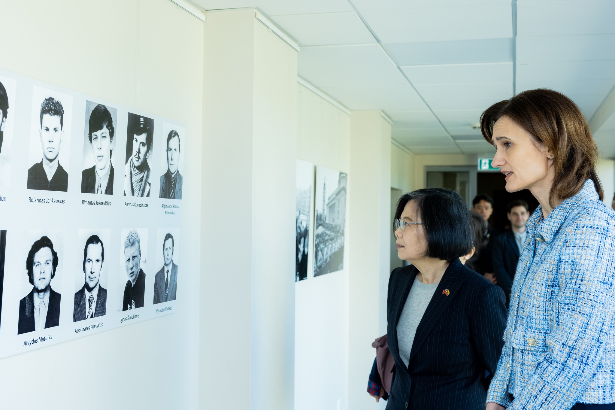 前總統蔡英文近日訪問立陶宛，在前國會議長希米利特介紹下認識立陶宛的民主發展歷史。（翻攝自希米利特臉書）