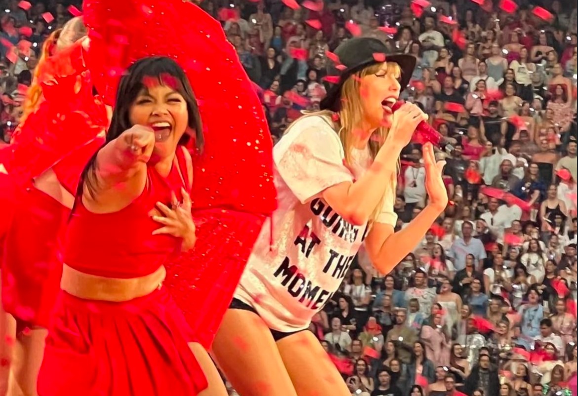 Karen S. Chuang（左）跟泰勒絲（右）在舞台上熱力演出。（翻攝IG／＠karenschuang）