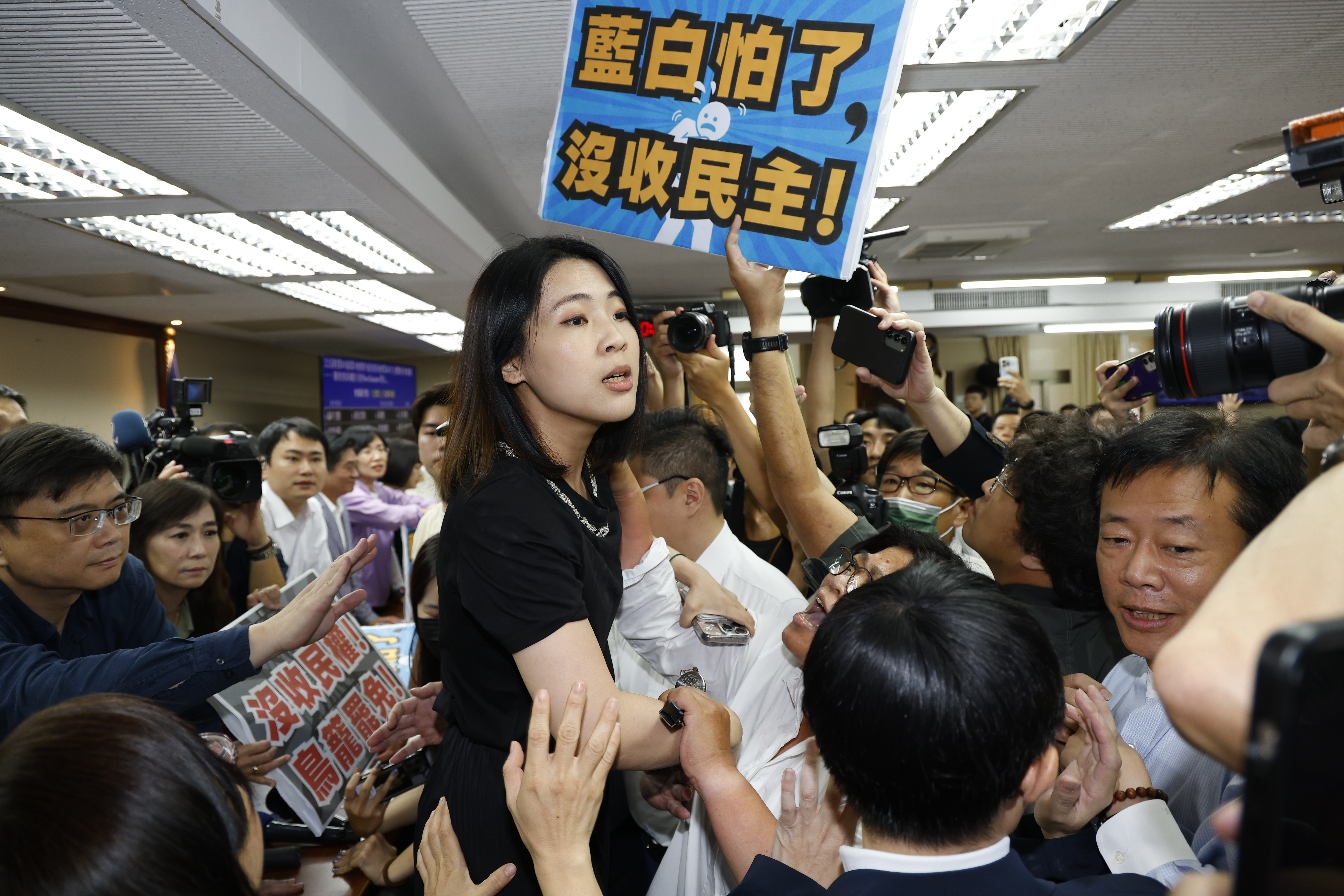 徐巧芯與王美惠今日在立院爆發激烈的肢體衝突。