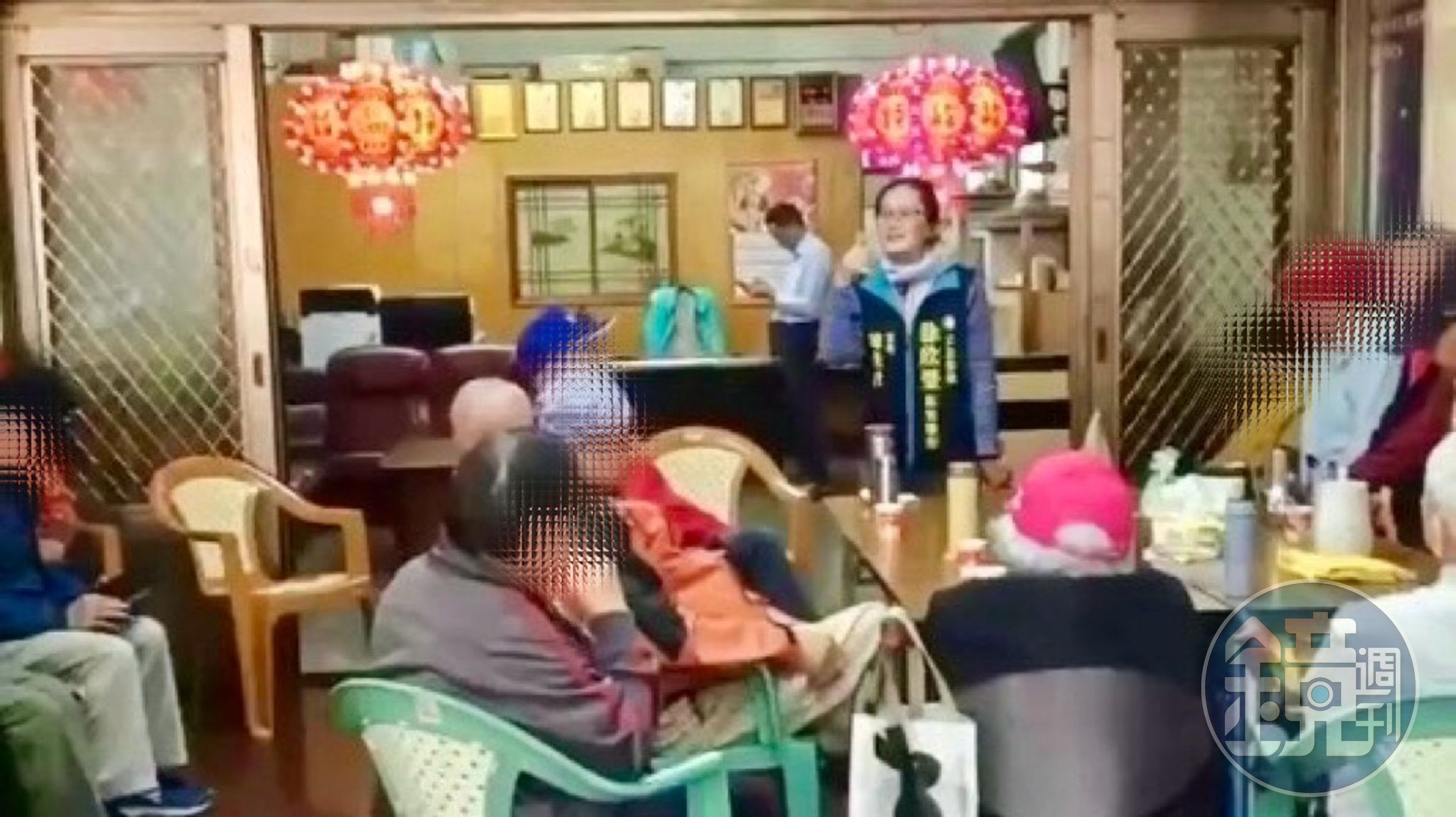 陳姓主任在進行民調電話教戰時，提供餐盒並提醒要合照供核銷，遭質疑涉賄選。（讀者提供）