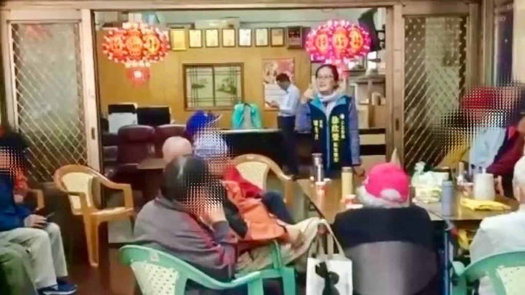 陳姓主任在進行民調電話教戰時，提供餐盒並提醒要合照供核銷，遭質疑涉賄選。（讀者提供）