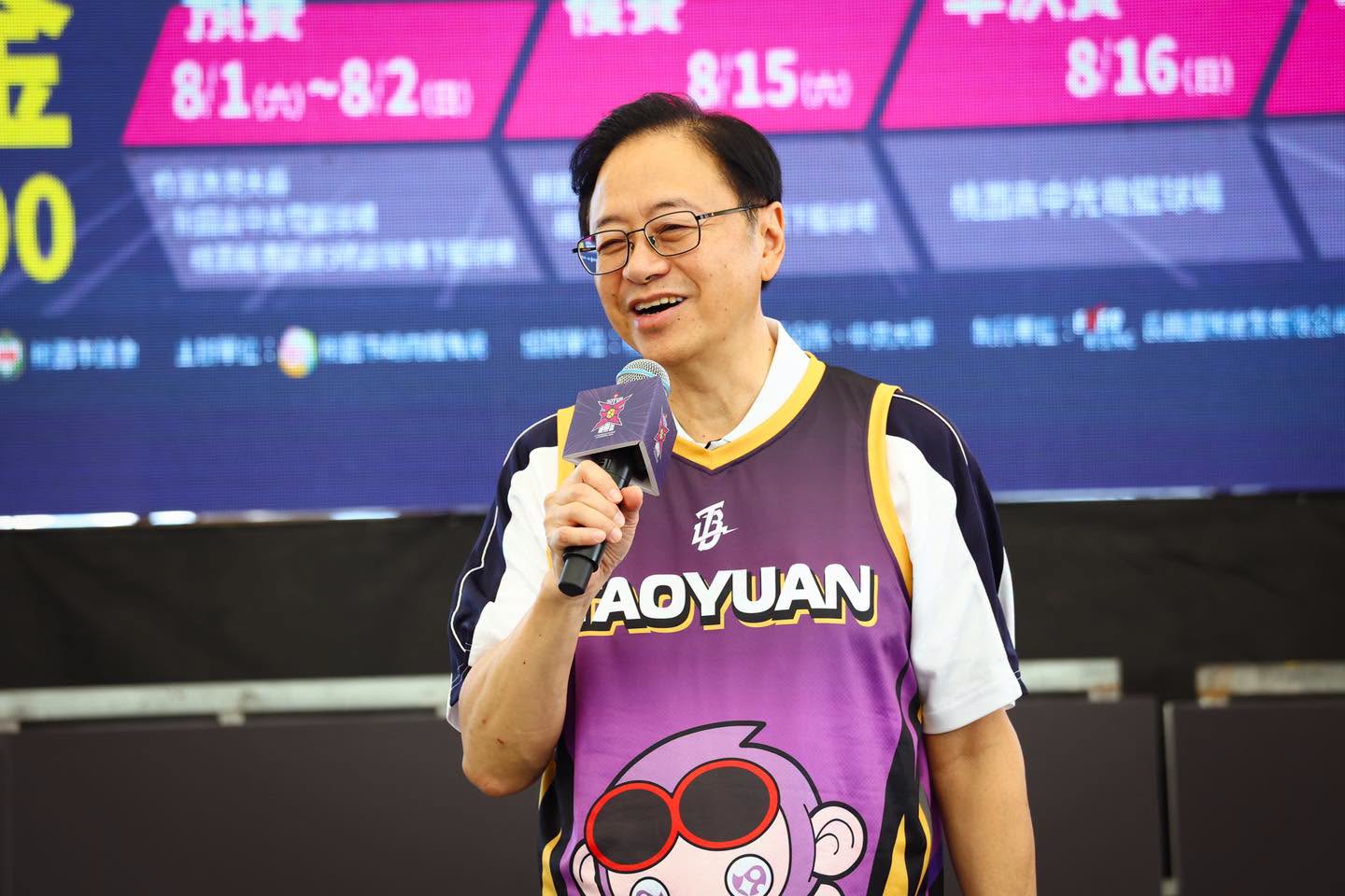 桃園市長張善政日前出席桃園盃三對三籃球賽的開幕式,隨後卻爆出廠商涉嫌大量灌水參賽隊伍製造報名熱烈的假象。(桃園市政府)